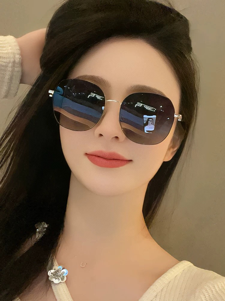   Gucci 。  高品质男女款墨镜   👍 进口宝丽来偏光镜片  。蛤蟆镜 开车钓鱼都可 。百搭显瘦