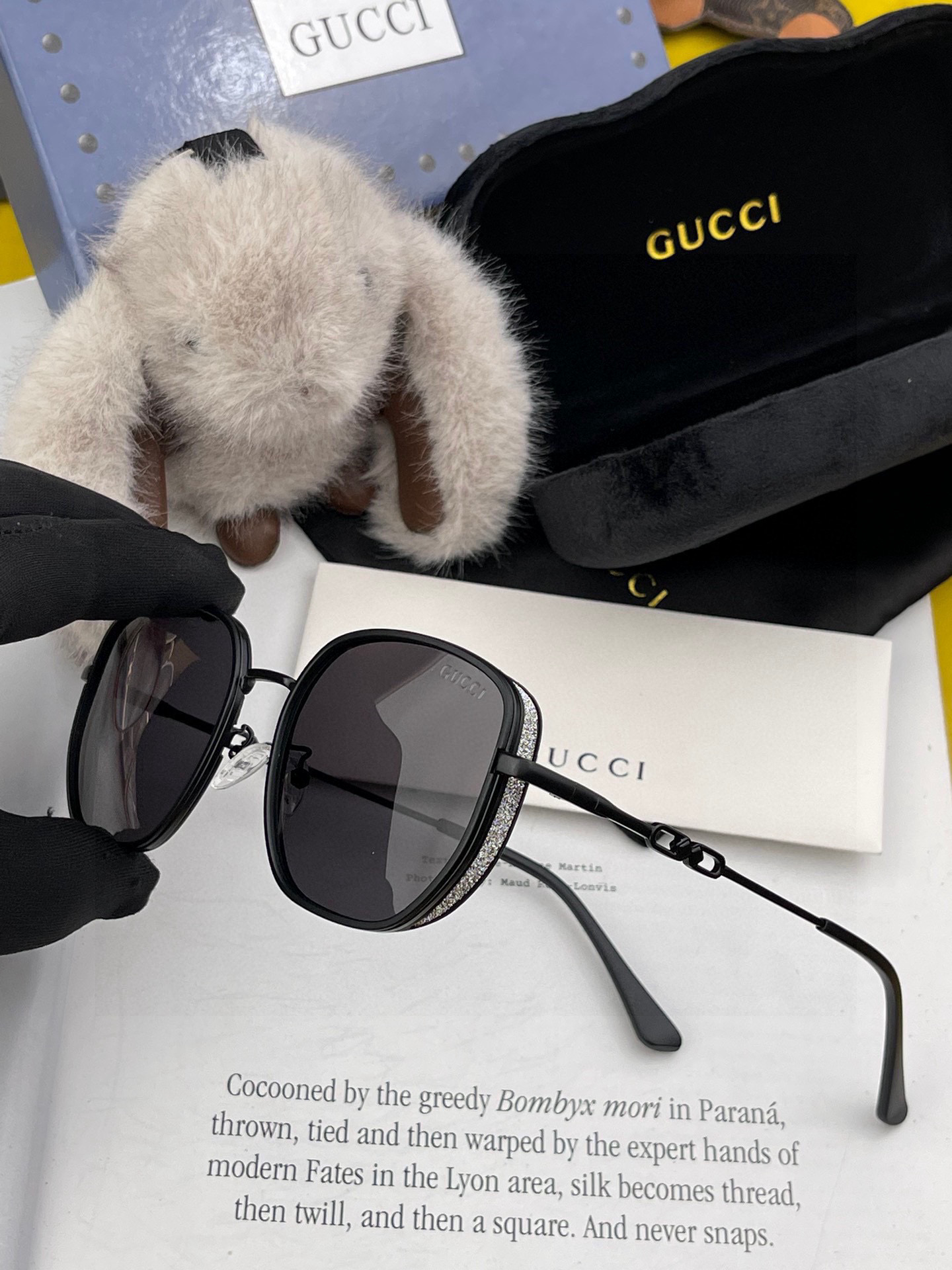  Gucci   经典的方框设计，不挑脸型，无论搭配大衣还是连衣裙都非常显气质尼龙偏光镜片预防紫外线 型