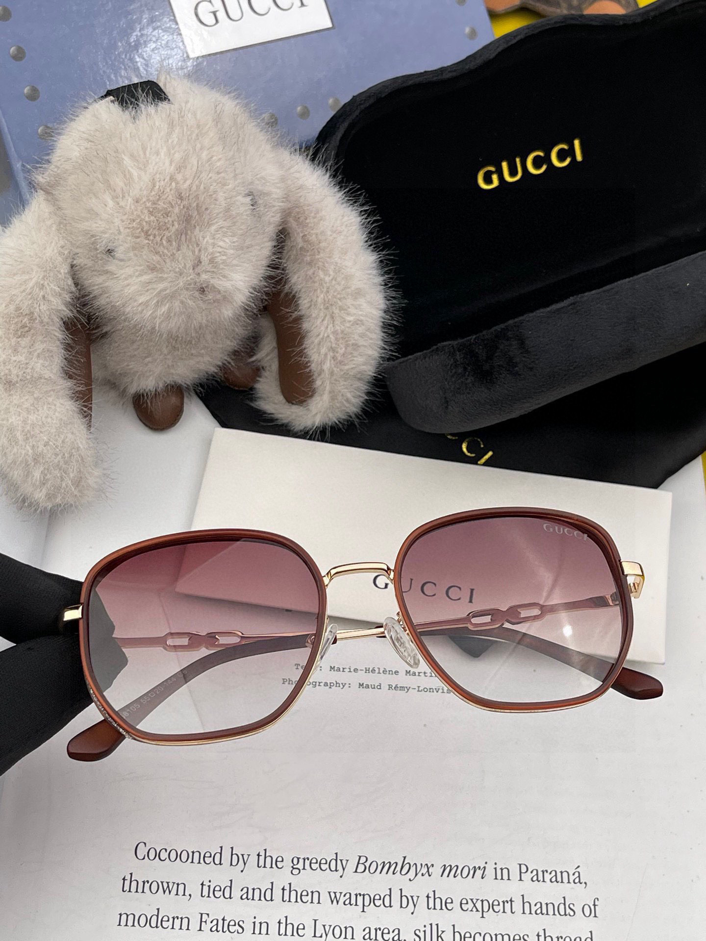 Gucci   经典的方框设计，不挑脸型，无论搭配大衣还是连衣裙都非常显气质尼龙偏光镜片预防紫外线 型