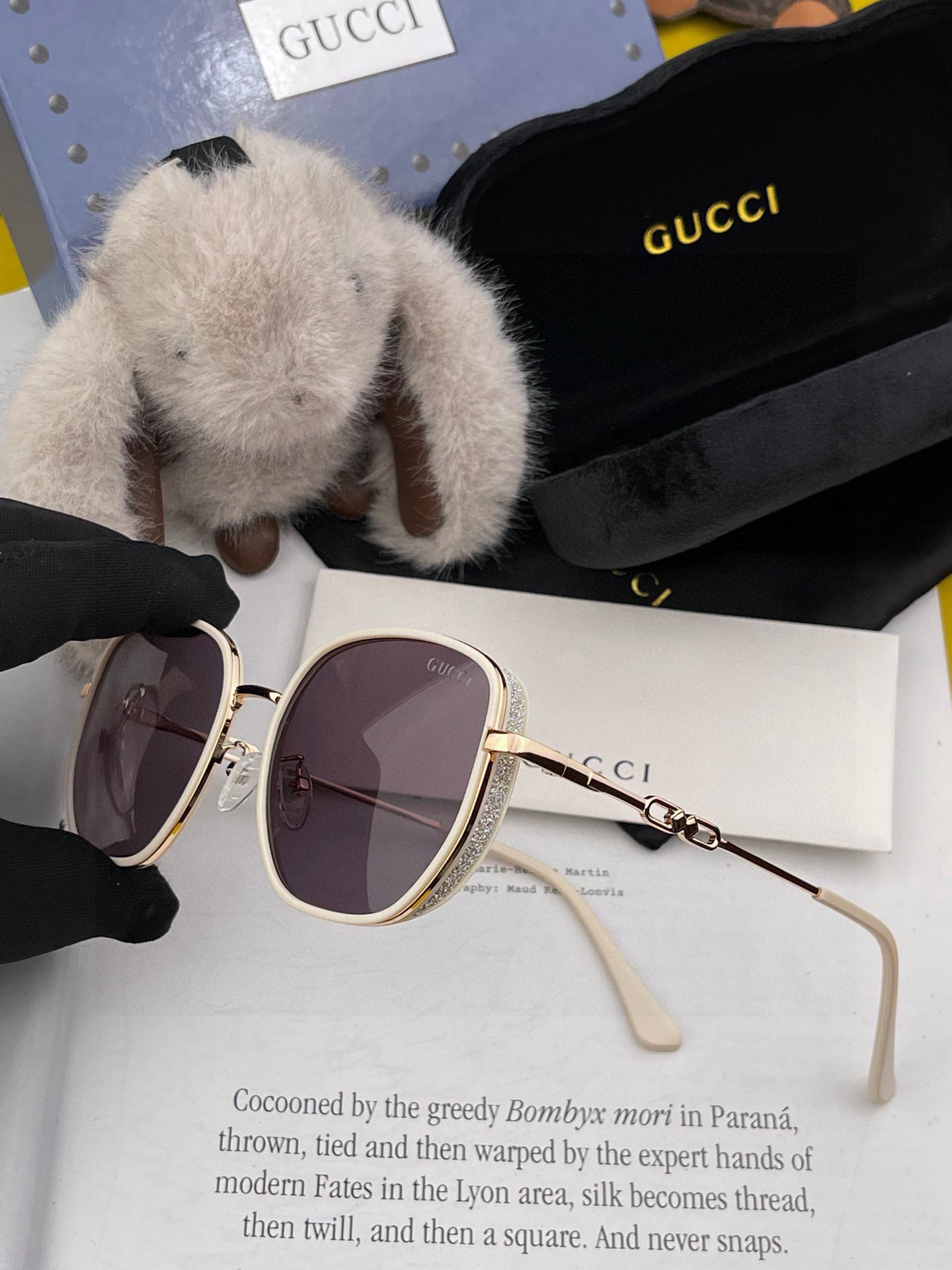  Gucci   经典的方框设计，不挑脸型，无论搭配大衣还是连衣裙都非常显气质尼龙偏光镜片预防紫外线 型