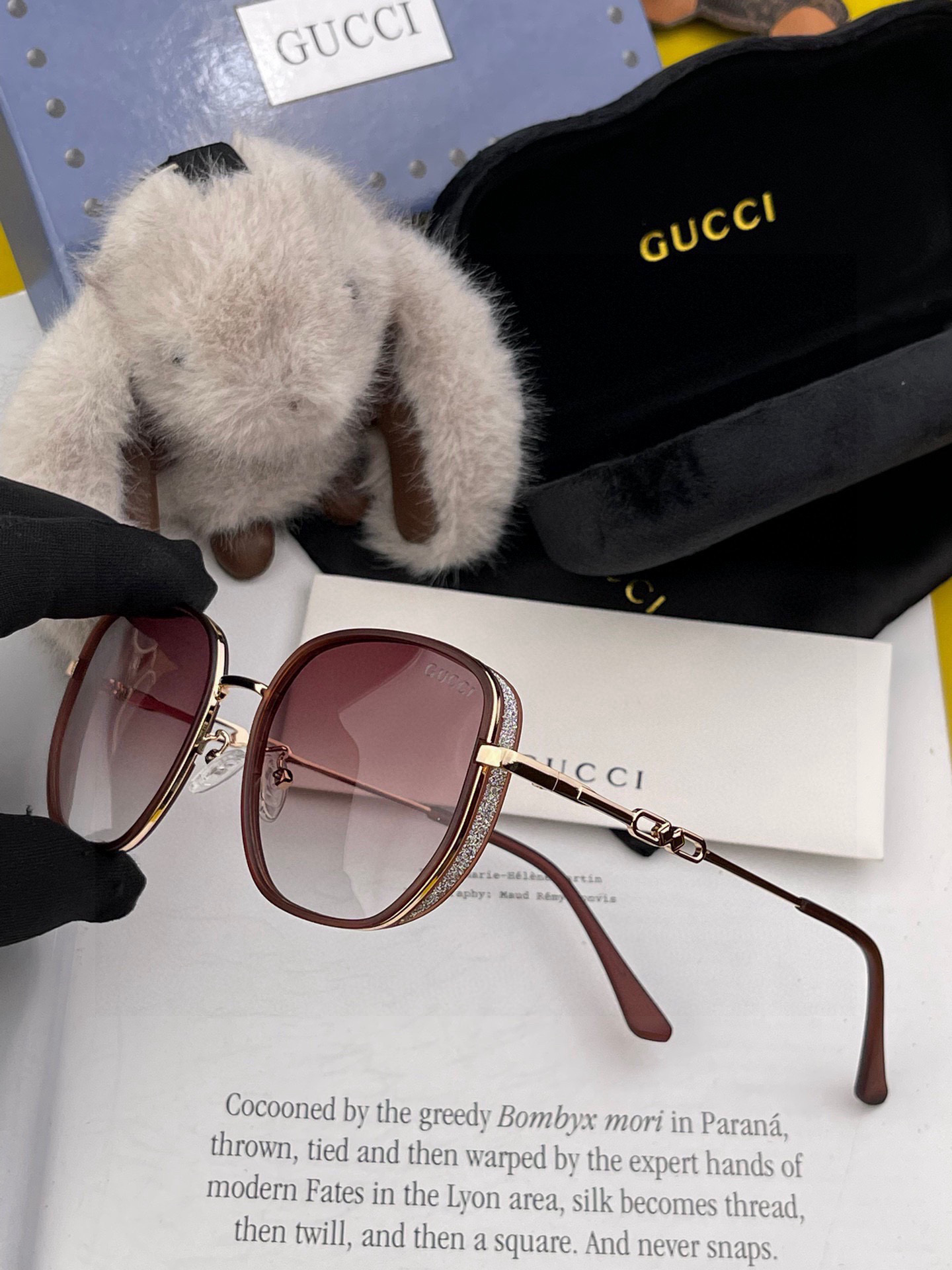  Gucci   经典的方框设计，不挑脸型，无论搭配大衣还是连衣裙都非常显气质尼龙偏光镜片预防紫外线 型