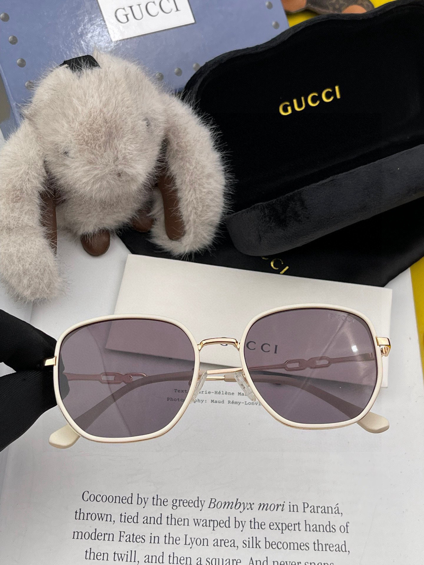  Gucci   经典的方框设计，不挑脸型，无论搭配大衣还是连衣裙都非常显气质尼龙偏光镜片预防紫外线 型