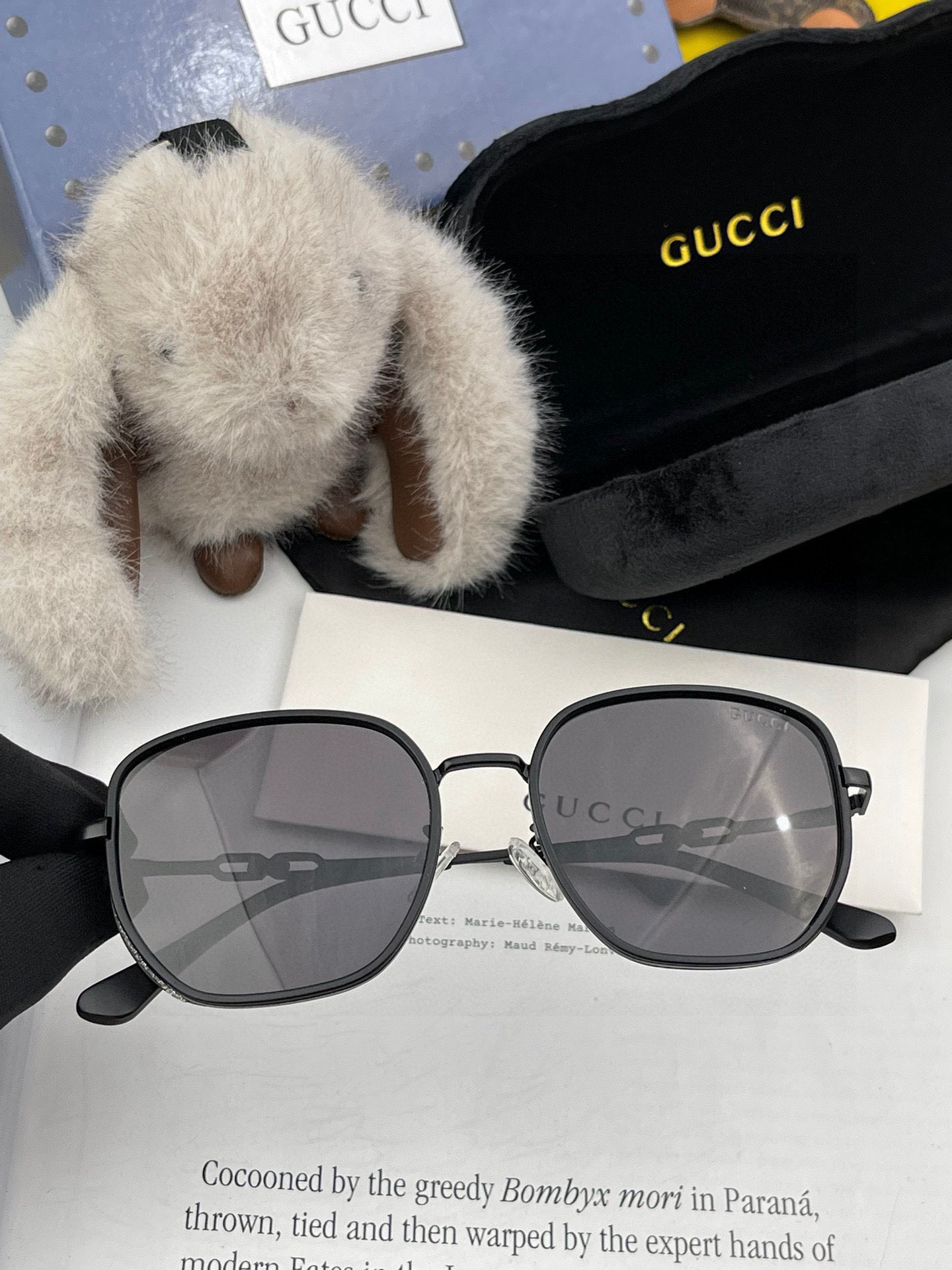  Gucci   经典的方框设计，不挑脸型，无论搭配大衣还是连衣裙都非常显气质尼龙偏光镜片预防紫外线 型