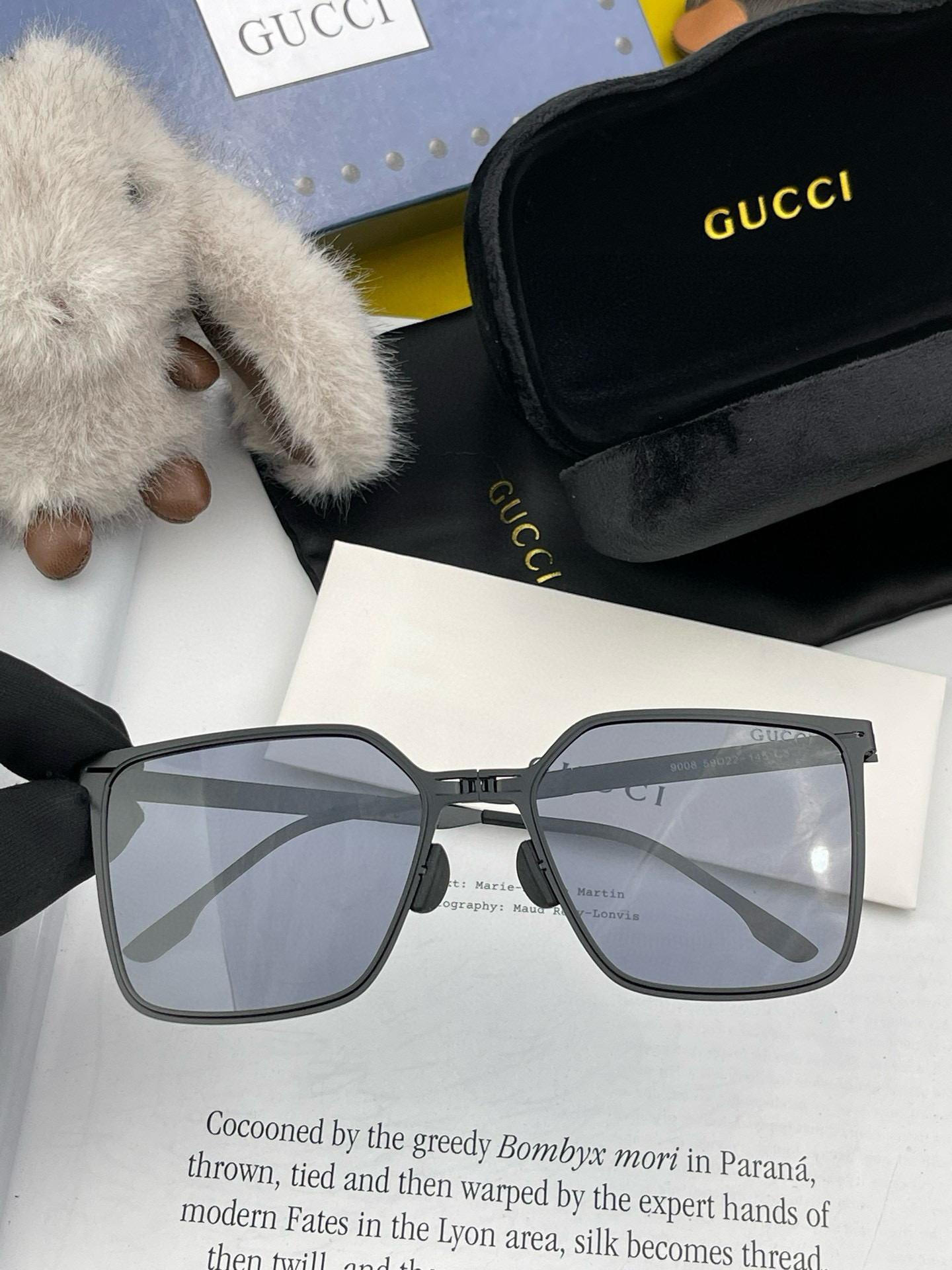         GUCCI 炫彩飞行员偏光太阳镜 ❤️材质：高清尼龙加厚卡槽高清偏光镜片 🌹折叠镜框 更