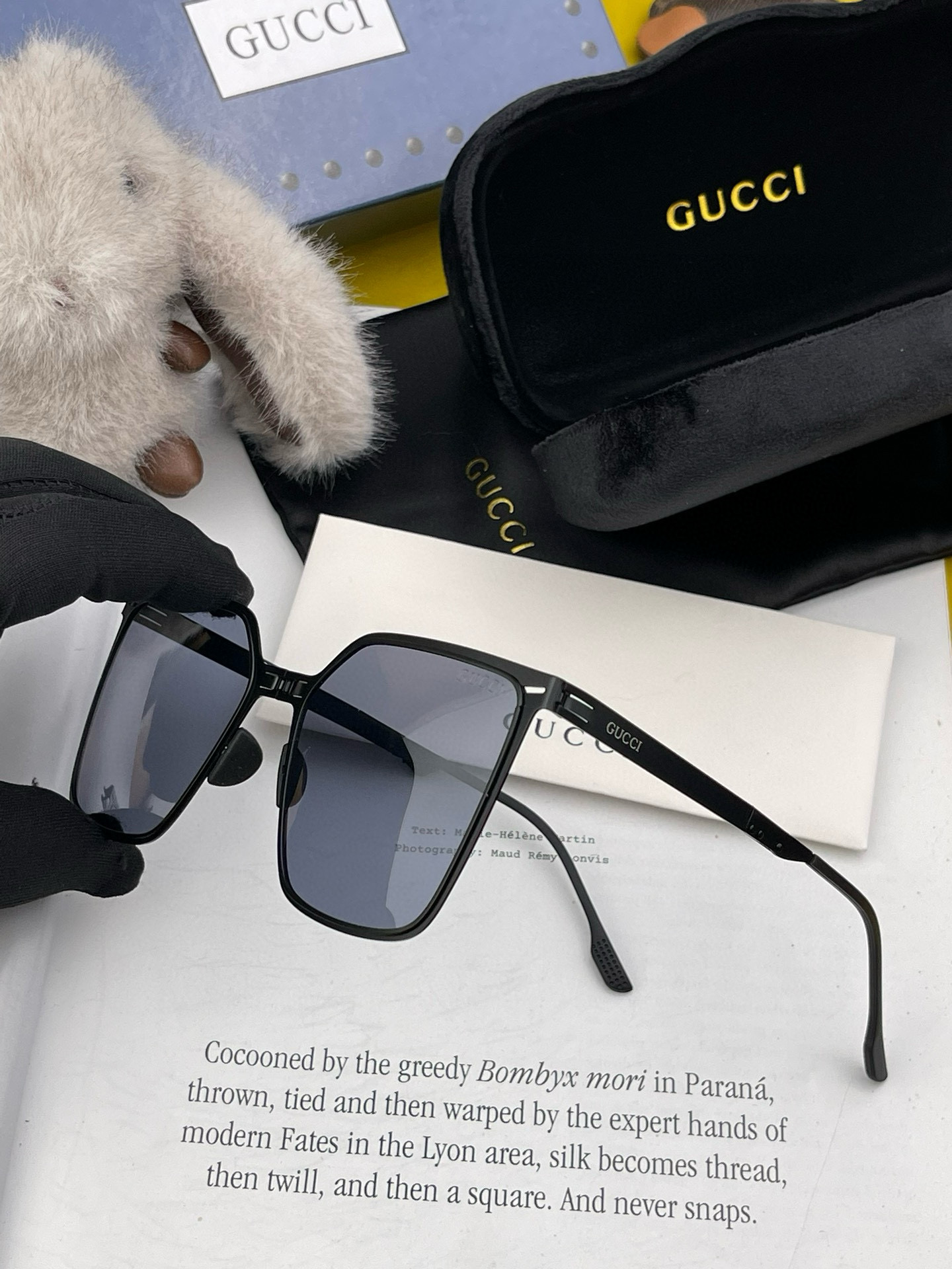         GUCCI 炫彩飞行员偏光太阳镜 ❤️材质：高清尼龙加厚卡槽高清偏光镜片 🌹折叠镜框 更