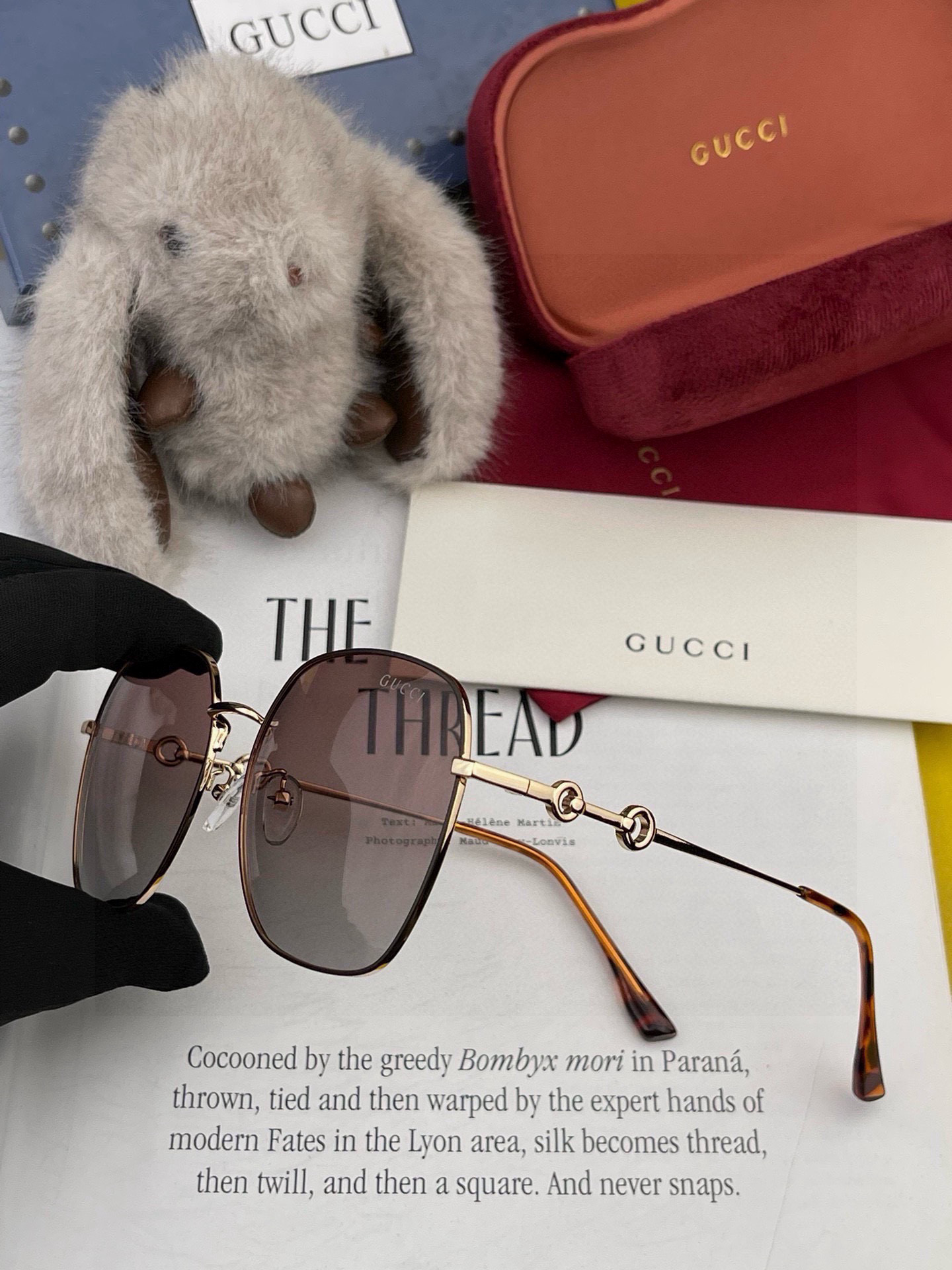  GUCCI  2025开春新款 马鞍扣镜腿系列墨镜，优雅方框太阳镜各路网红纷纷带起气场满分‼️ 俏皮甜