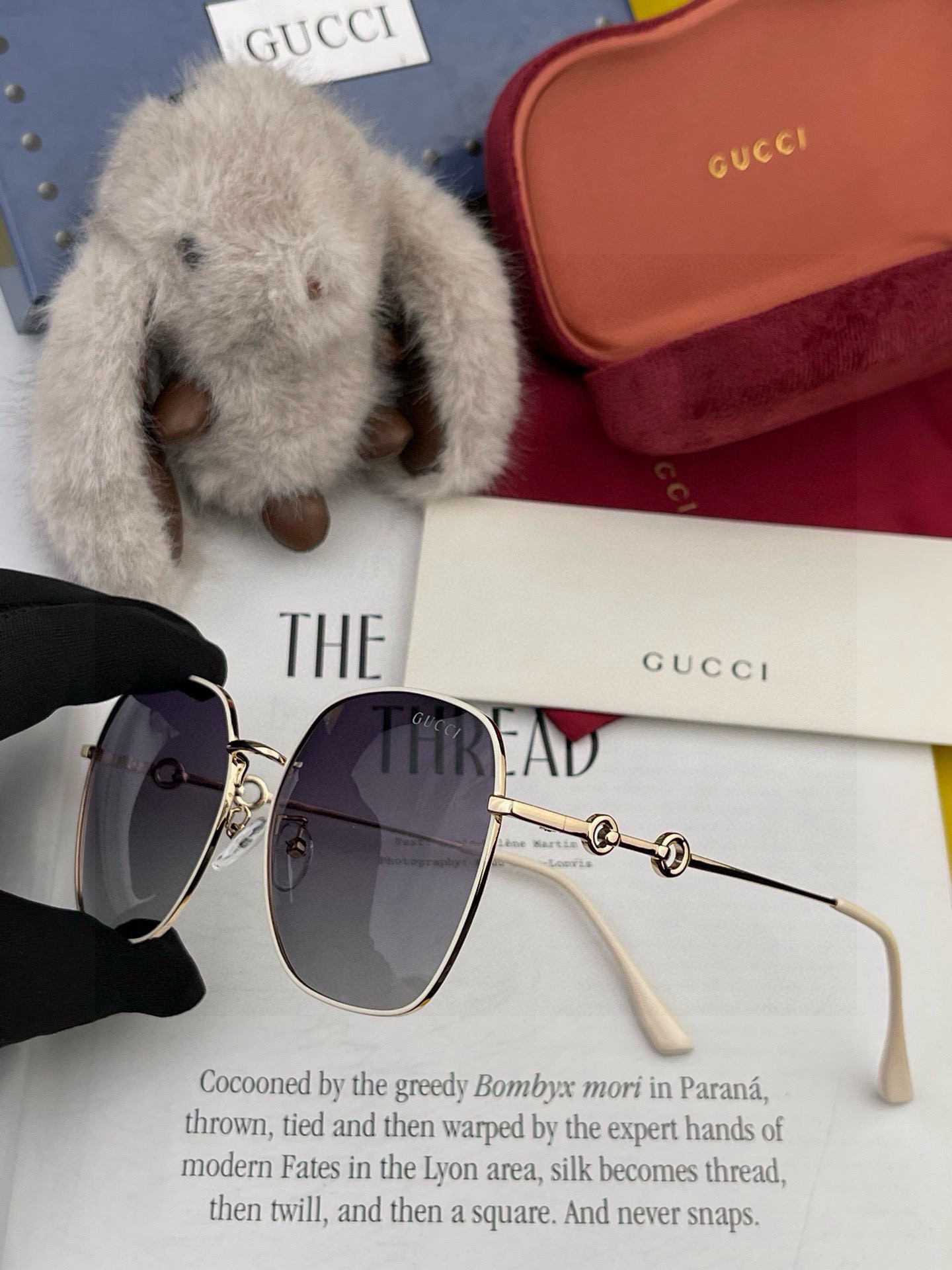  GUCCI  2025开春新款 马鞍扣镜腿系列墨镜，优雅方框太阳镜各路网红纷纷带起气场满分‼️ 俏皮甜