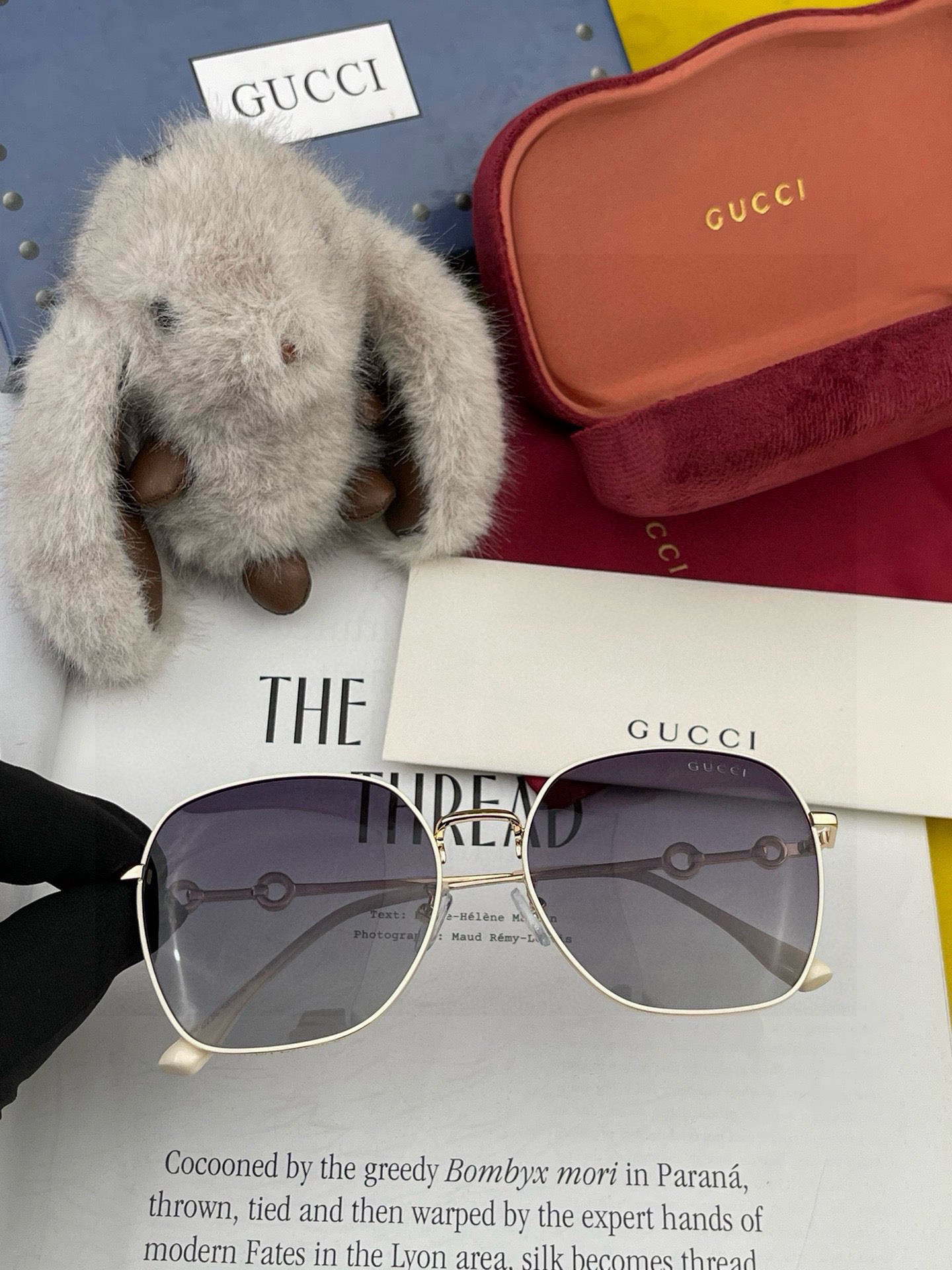  GUCCI  2025开春新款 马鞍扣镜腿系列墨镜，优雅方框太阳镜各路网红纷纷带起气场满分‼️ 俏皮甜