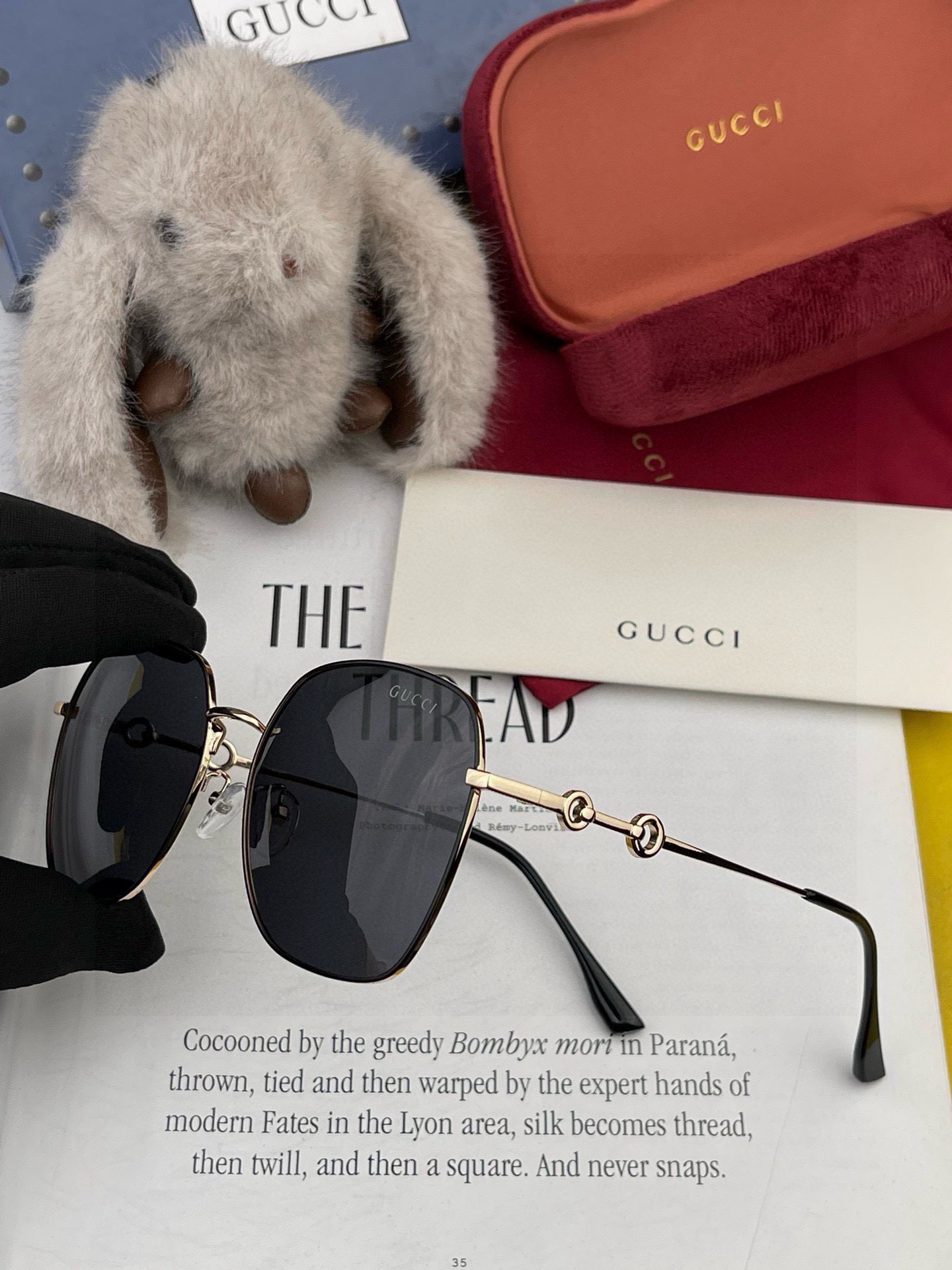  GUCCI  2025开春新款 马鞍扣镜腿系列墨镜，优雅方框太阳镜各路网红纷纷带起气场满分‼️ 俏皮甜