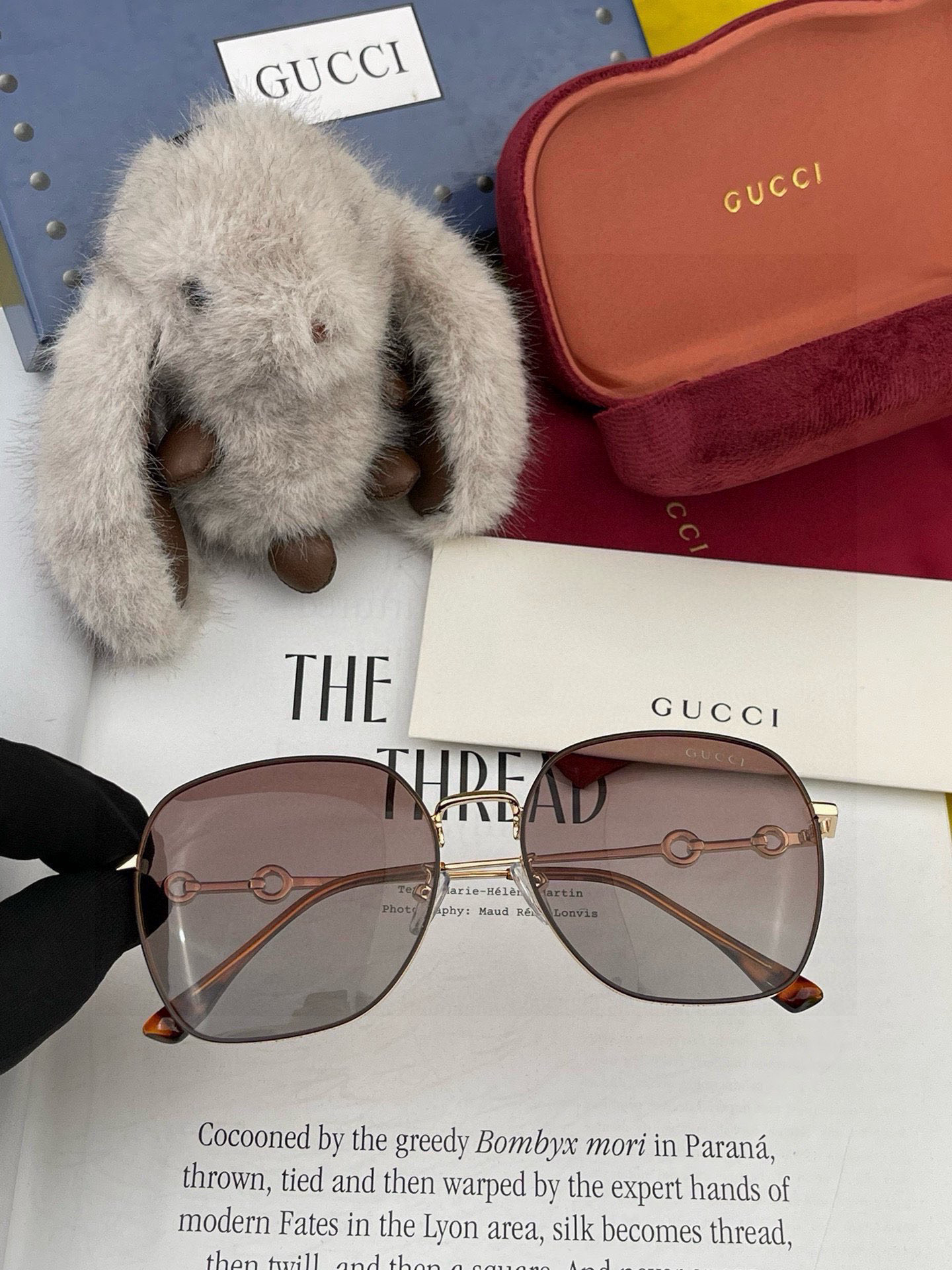  GUCCI  2025开春新款 马鞍扣镜腿系列墨镜，优雅方框太阳镜各路网红纷纷带起气场满分‼️ 俏皮甜