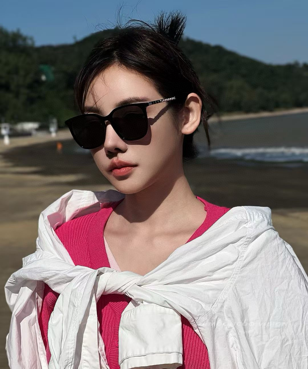  新品CHANEL 香奈儿太阳镜以独特魅力和前卫风格诠释春夏最新眼镜，以方框设计两边经典小香珍珠做点缀，