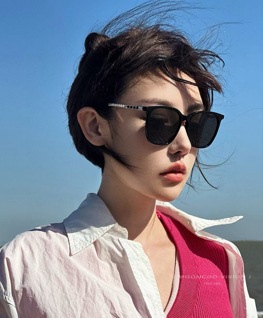  新品CHANEL 香奈儿太阳镜以独特魅力和前卫风格诠释春夏最新眼镜，以方框设计两边经典小香珍珠做点缀，