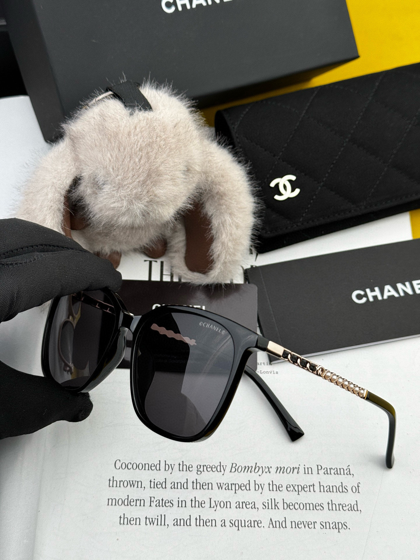  新品CHANEL 香奈儿太阳镜以独特魅力和前卫风格诠释春夏最新眼镜，以方框设计两边经典小香珍珠做点缀，