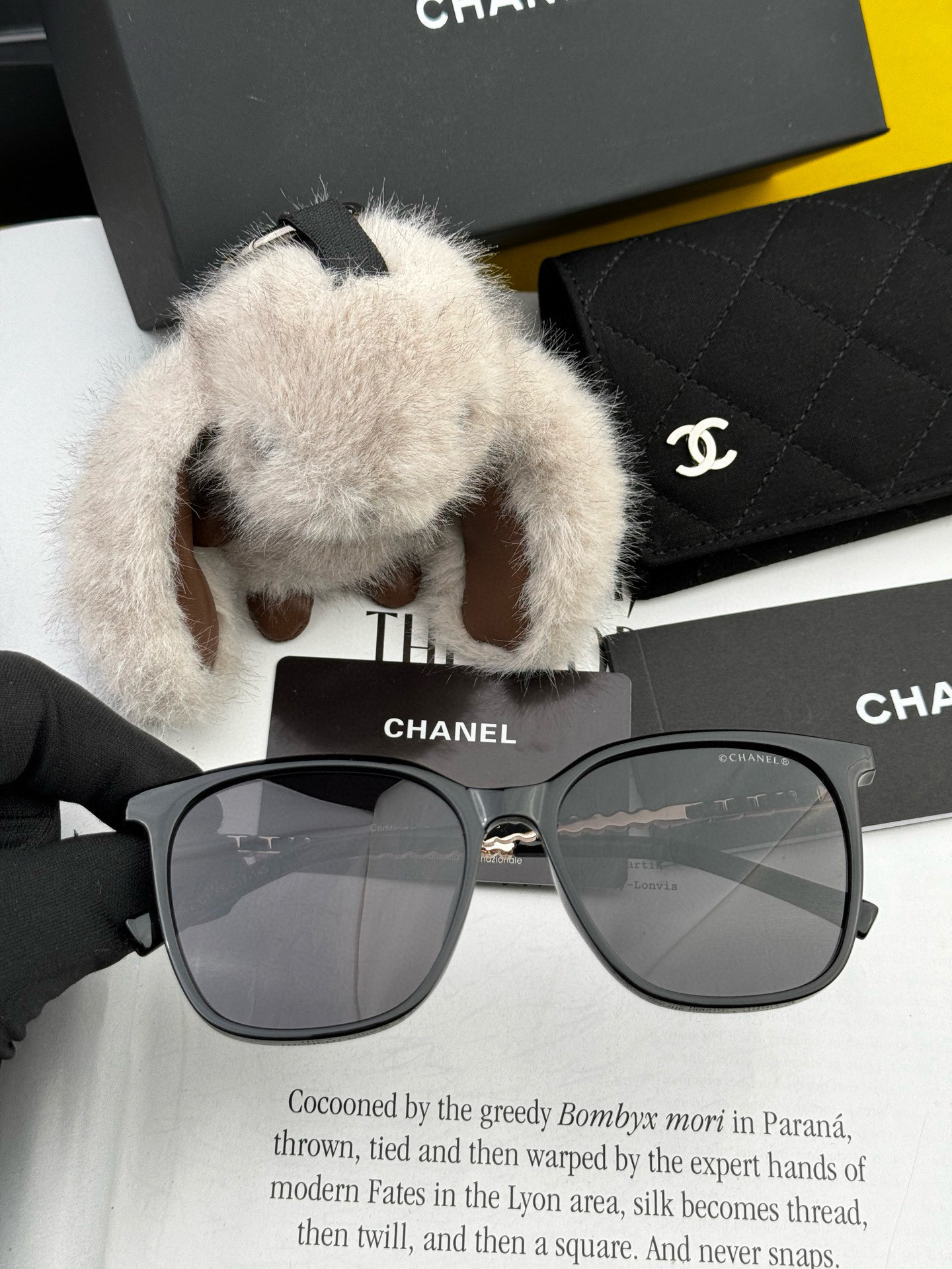  新品CHANEL 香奈儿太阳镜以独特魅力和前卫风格诠释春夏最新眼镜，以方框设计两边经典小香珍珠做点缀，