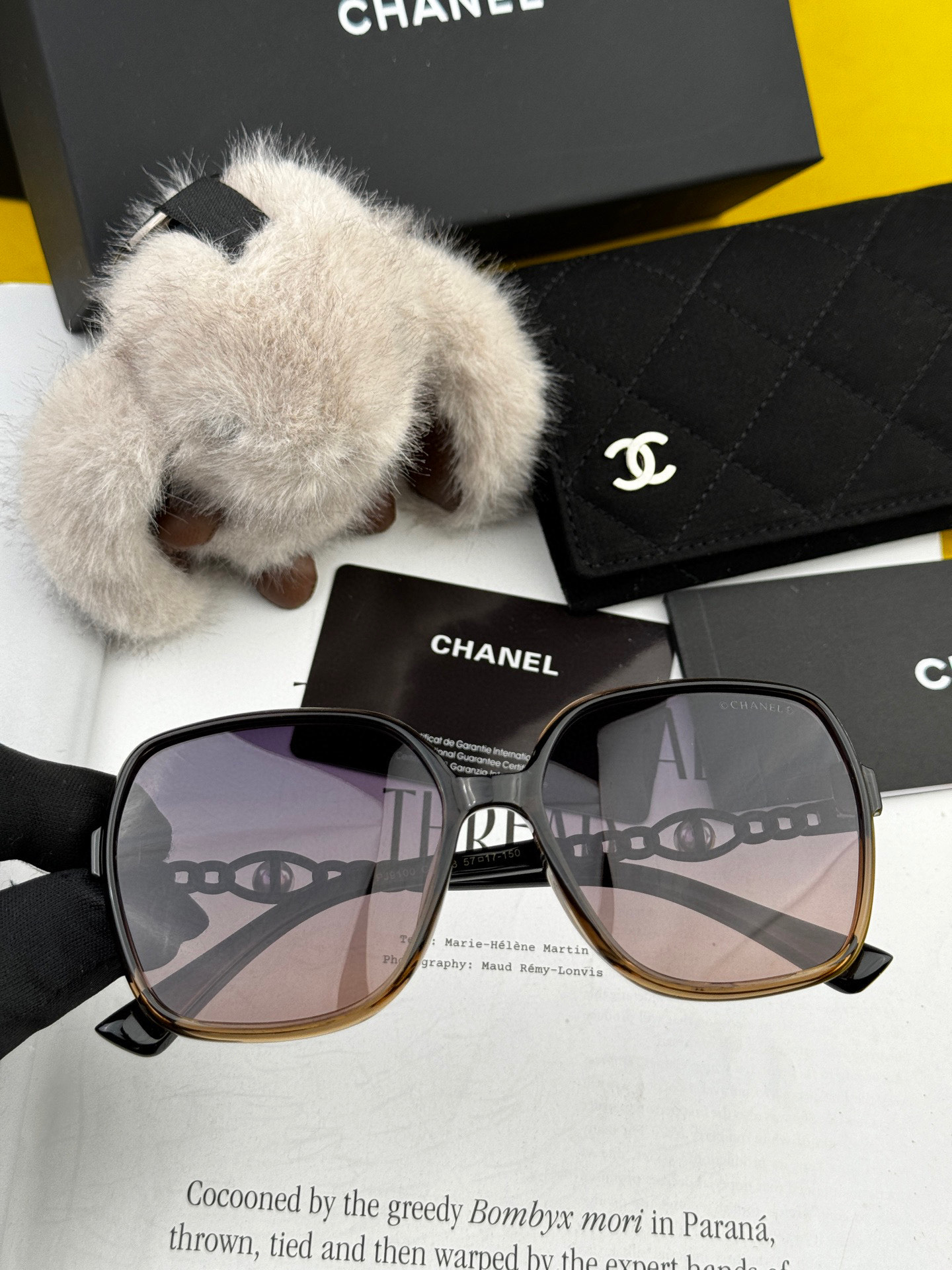    新品CHANEL 香奈儿珍珠太阳镜以独特魅力和前卫风格诠释春夏最新眼镜，质感超好佩带舒适 型号：C