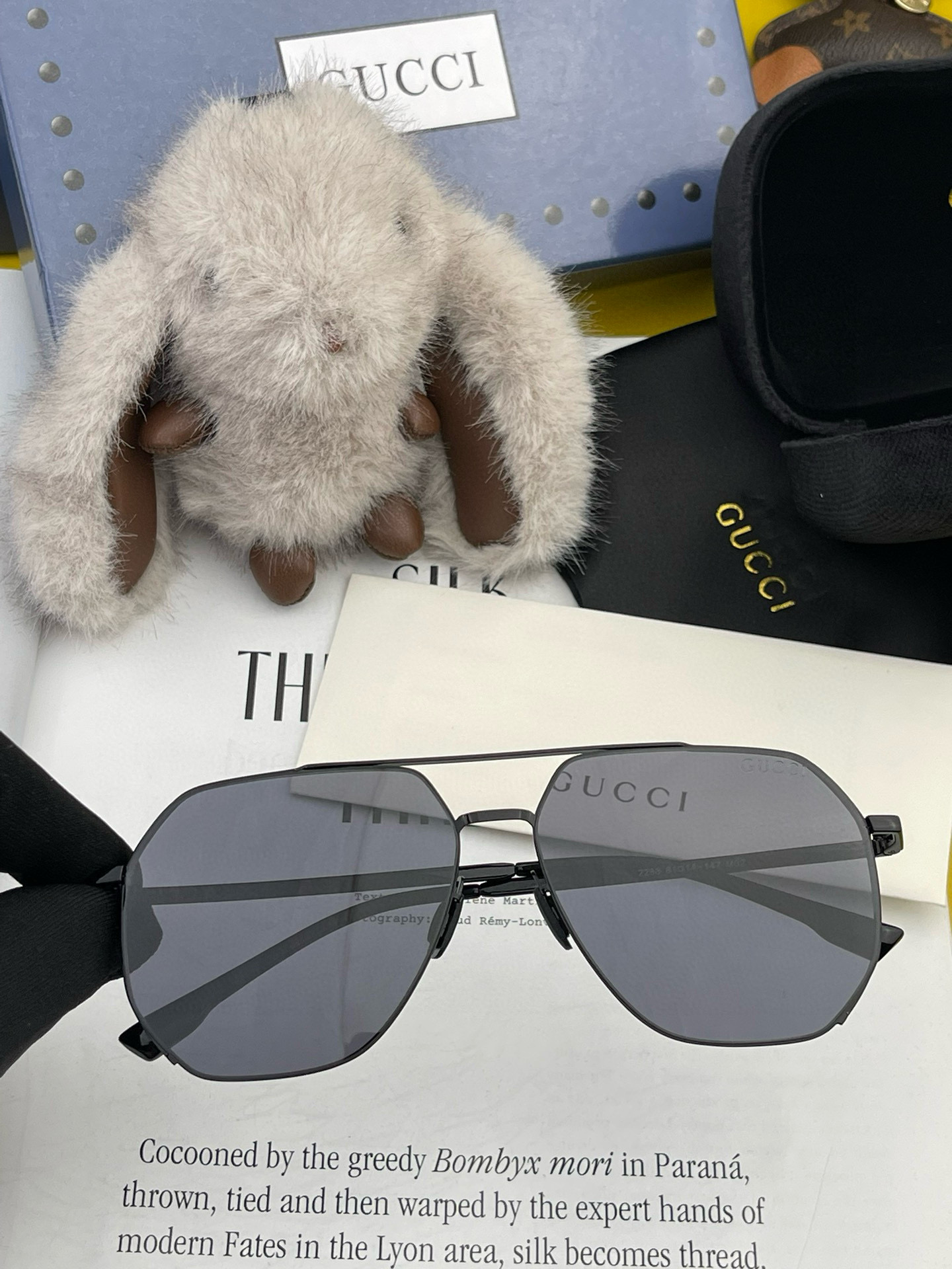        GUCCI 男款炫彩飞行员偏光太阳镜 ❤️材质：高清尼龙加厚卡槽高清偏光镜片 🌹无边框镜架