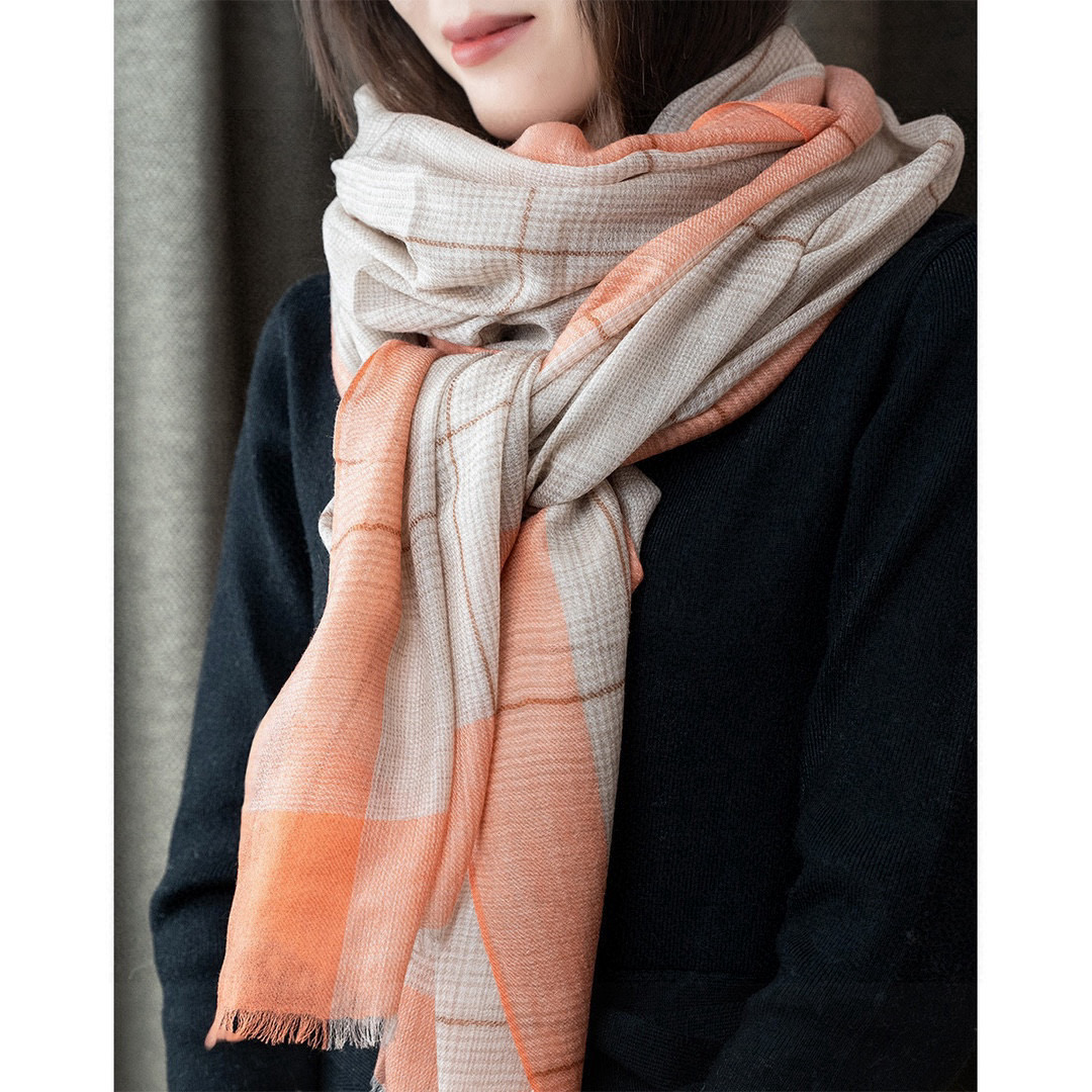 NO:189138,Burberry light plaid scarf has been shipped, with exquisite horse label embroidery logo and exquisite production craftsmanship. First, select the best ultra-fine wool fibers, pure hand-combed, and then soaked in clear spring water to make the wool fibers present a unique fluffy texture. Finally, with the examined imprinting and ironing technology, a luxurious and soft surface luster is created. 90*200, which makes it more casually matched. Professional dry cleaning. 200 water-soluble wool feels so good that it is a high-end scarf, a high-end scarf, a burberry19860909巴宝莉轻盈格纹围巾最新款出货了,精美马标刺绣logo,精湛制作工艺.首先臻选上乘的超细羊毛纤维,进行纯手工精梳处理,再进行清泉水浸泡涤荡,使羊毛纤维呈现出独特的蓬松质感；最后以考察的压印与熨烫工艺,缔造奢华柔和的表面光泽.90*200,更显随意性搭配.专业干洗.200支水溶羊毛,手感好到爆高版本围巾,高版本围巾,burberry,scarf