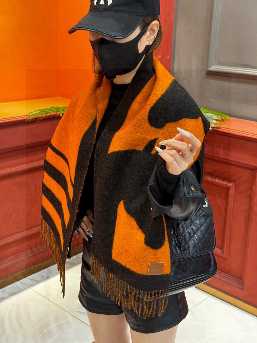 NO:189150,Hermes New Style This scarf is made of delicate contrasting jacquard knitting, presenting the Entrelacs Equestres horse head pattern designed by Geoff McFetridge. Size 40*195CM, high-version scarf, high-version scarf, off white, Dolce & Gabbana, hermes19860909爱马仕新款 这款围巾采用细腻的撞色提花编织,呈现杰夫·麦克菲里奇（Geoff McFetridge）设计的Entrelacs Equestres马头图案.尺寸40*195CM,高版本围巾,高版本围巾,off white,Dolce&Gabbana,hermes,scarf