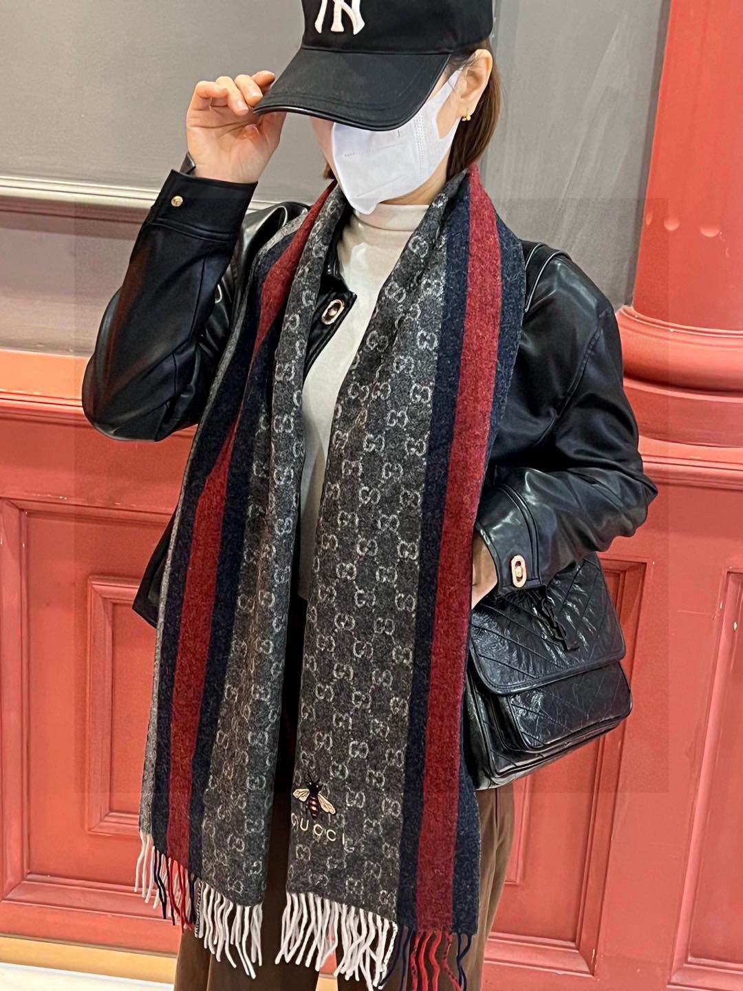 NO:189157,Gucci · Gucci Big G family classic bee cashmere scarf~ This year this red and green stripes are popular again. Many big brands have single-items with this element. Red and green stripes are like leopard prints, which tests the designer's vision. I heard from the factory that the size of each G grid is very accurate. If it is big and small, it will end up with a cliché Italian counter order. SO... Absolutely a fashionable style~ The OEM factory only accepts classic two-color orders, because the weaving is too complicated and takes too long, and the yarn is all customer-supplied. It has a long scarf design with a water head of 35*180cm. The lock edge is very finishing touch. Don't underestimate such small details. These are the ingenuity of high-end lock edge brands. It is not very thick, and it feels so comfortable, very soft and slightly elastic. The effect is super awesome!  Such quality is not easy, cashmere red and green strips and classic little bee exquisite signature embroidery. A thousand-year-old fried chicken nice style, you deserve a high-version scarf, high-version scarf, gucci, gucci19860909Gucci · 古奇大G家经典蜜蜂羊绒围巾~今年这个红绿条纹又火了起来,众多大牌都有出这个元素的单品红绿条纹的元素就像豹纹,很考验设计师的眼光,听工厂说这个每个G格的大小非常精确,大了小了都会落得俗套意大利专柜的单子,SO…绝对放心入的时髦款～代工厂只接了经典的二色订单,因为织造太复杂,耗时太长了,纱线都是客供,非常有水头35*180cm的长巾设计,锁边非常点睛,别小看这样的小细节,这都是高端锁边大牌的匠心之处.不是很厚的,手感舒服到不行,非常柔软,微弹性.效果是超级棒的！这样的品质也算很不容易啦,羊绒红绿条和经典小蜜蜂的精致招牌刺绣 一眼万年的炒鸡nice款式,您值得拥有高版本围巾,高版本围巾,gucci,gucci,scarf