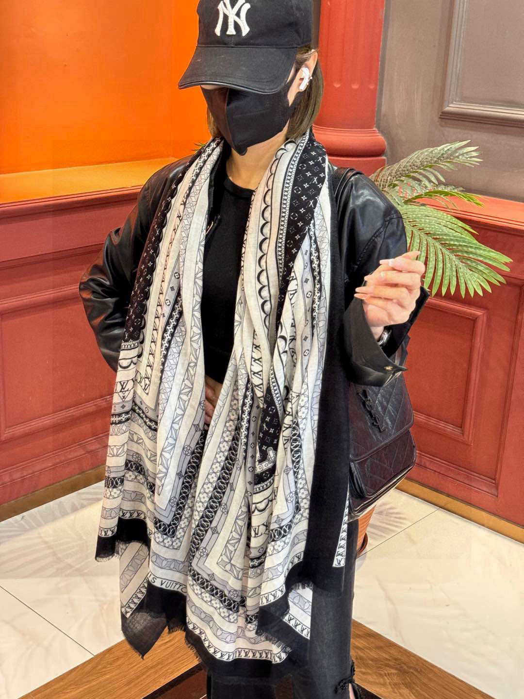 NO:189161,New Year's Day [LV] This style of cashmere long scarf, the counter has a vivid color inkjet process. The quality is super good, the heavy and huge VI price must be purchased by customers, and the recommended price is strongly recommended, the hand is slow, don't go to the counter to buy it is absolutely the same price, the price is really good, this size is not big or small, it is very easy to match, the quality is super good, you will understand the high-end quality, the high-end details are what you see, the heavy and huge VI price must be purchased by customers, 110*200cm, the top cashmere long scarf, the high-end scarf, the high-end scarf, the louis vuitton19860909上新真心赞【LV】薄羊绒长巾本款 羊绒长巾专柜同步喷墨工艺呈现鲜活色彩.品质超级好重磅巨献VI价客户必入推荐强烈推荐手慢无千万别去专柜买绝对一模一样价格真心好,这个size不大不小特别好搭配,品质超级好拿到手就会懂的高端品质,高端细节所见即所得重磅巨献VI价客户必入推荐110*200cm,顶级羊绒长巾高版本围巾,高版本围巾,louis vuitton,scarf