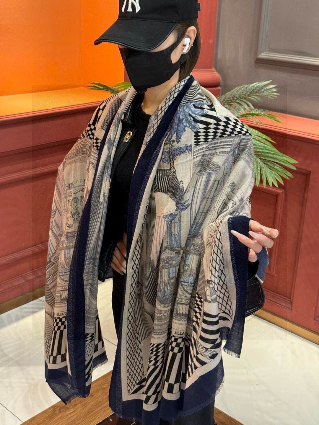 NO:189165,The scarf that will shine. Hermes counter synchronously. I bought it and said it looks good. I recommend the top-quality craftsmanship and value. Hermes counter hot cashmere square scarf with three-dimensional presentation patterns and patterns. The real grade is very high. The special craftsmanship is amazingly developed. Special cutting-edge technology is loved by Bai Fumei. Whether it is the quality, style, price, they scream. Super high cost performance. It is definitely worth buying the top-quality pure cashmere, size 100cm*200cm high-version scarf, high-version scarf, hermes19860909会发光发亮的围巾 爱马仕 专柜同步 买了都说好看羊绒印花推荐顶级工艺超值爱马仕专柜爆款羊绒方巾立体呈现图案纹路实物档次极高特殊工艺高端研发惊艳问世特殊尖端工艺处理受到白富美的喜欢 无论是品质 款式 价格都令大牌控的她们尖叫 超高性价比 绝对值得入手顶级纯羊绒,尺寸100cm*200cm高版本围巾,高版本围巾,hermes,scarf