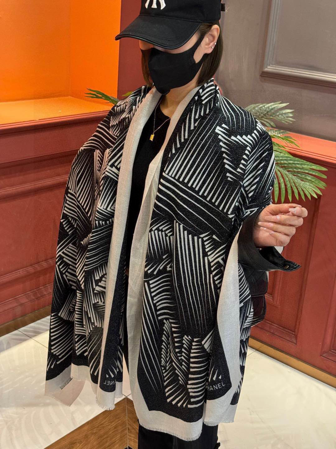 NO:189167,A shiny scarf with a small aroma of cashmere long scarf [Double C-line letters long scarf] Recommended by VIP, you must start quickly [High-end, love, top-level pure cashmere, baby feels comfortable to touch, very few products, can be used in all seasons, so it makes people very beautiful, the upper body effect is simply beautiful, the quality is perfect, the whole scarf gives people a big brand aura and is very exquisite and beautiful, which is definitely worth buying. Once you get the real thing, you will be glad that you are a beautiful woman's product. It is worth evaluating the perfect temperament and taste Ditails' first choice VIPs. 200*110 Top pure cashmere high-version scarf, high-version scarf19860909会发光发亮的围巾小香羊绒长巾【双C线条字母长巾】抢VIP推荐 下手一定要快【高端 大爱 顶级纯山羊绒 婴儿触感舒服到飞女人尤物 货极少 四季都可以用真心美的让人非常非常心动 上身效果简直美翻了 品质非常完美 整个围巾给人大牌气场的同时又非常精致秀丽绝对值得入手的新款 实物一拿到就会庆幸自己是女人的绝美好货 值得品鉴完美气质品味Ditails首选VIP们 上200*110 顶级纯山羊绒高版本围巾,高版本围巾,scarf