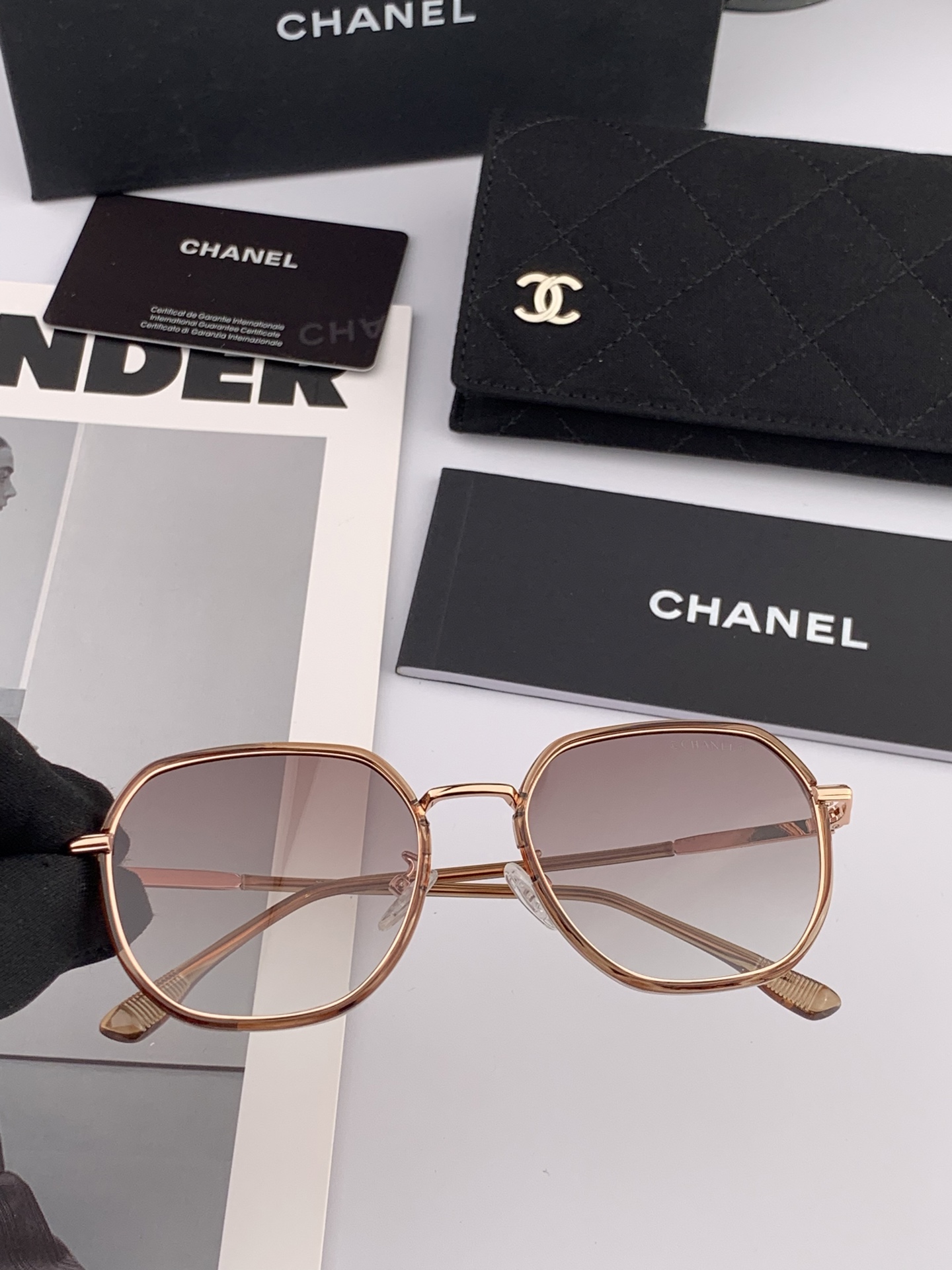    新品CHANEL 香奈儿太阳镜以独特魅力和前卫风格诠释春夏最新眼镜，质感超好佩带舒适 型号：CH9