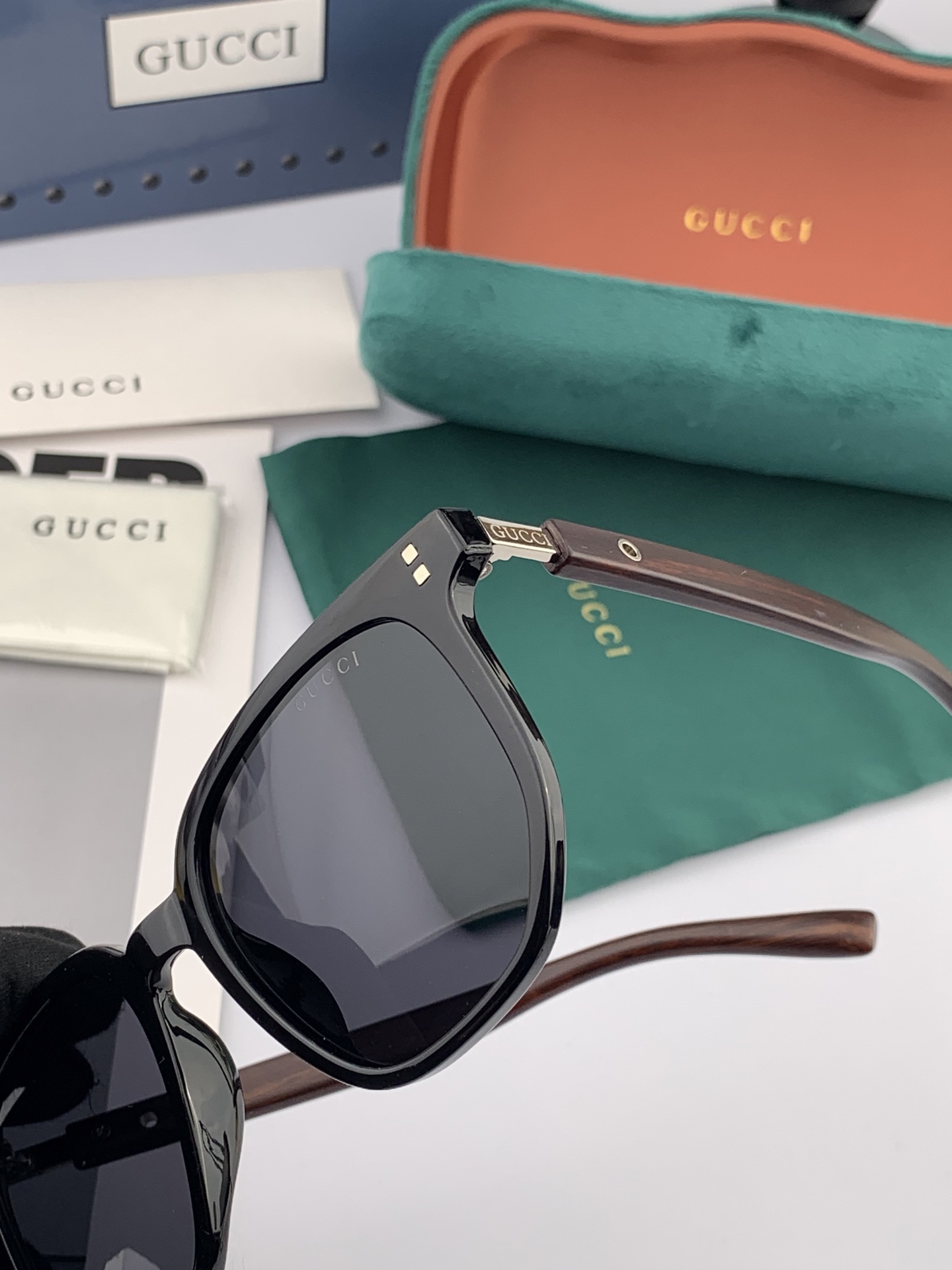   超好看 潮酷【GUCCI】古驰 新款款太阳镜以独特魅力和前卫风格诠释春夏最新眼镜，以方框设计，中梁连