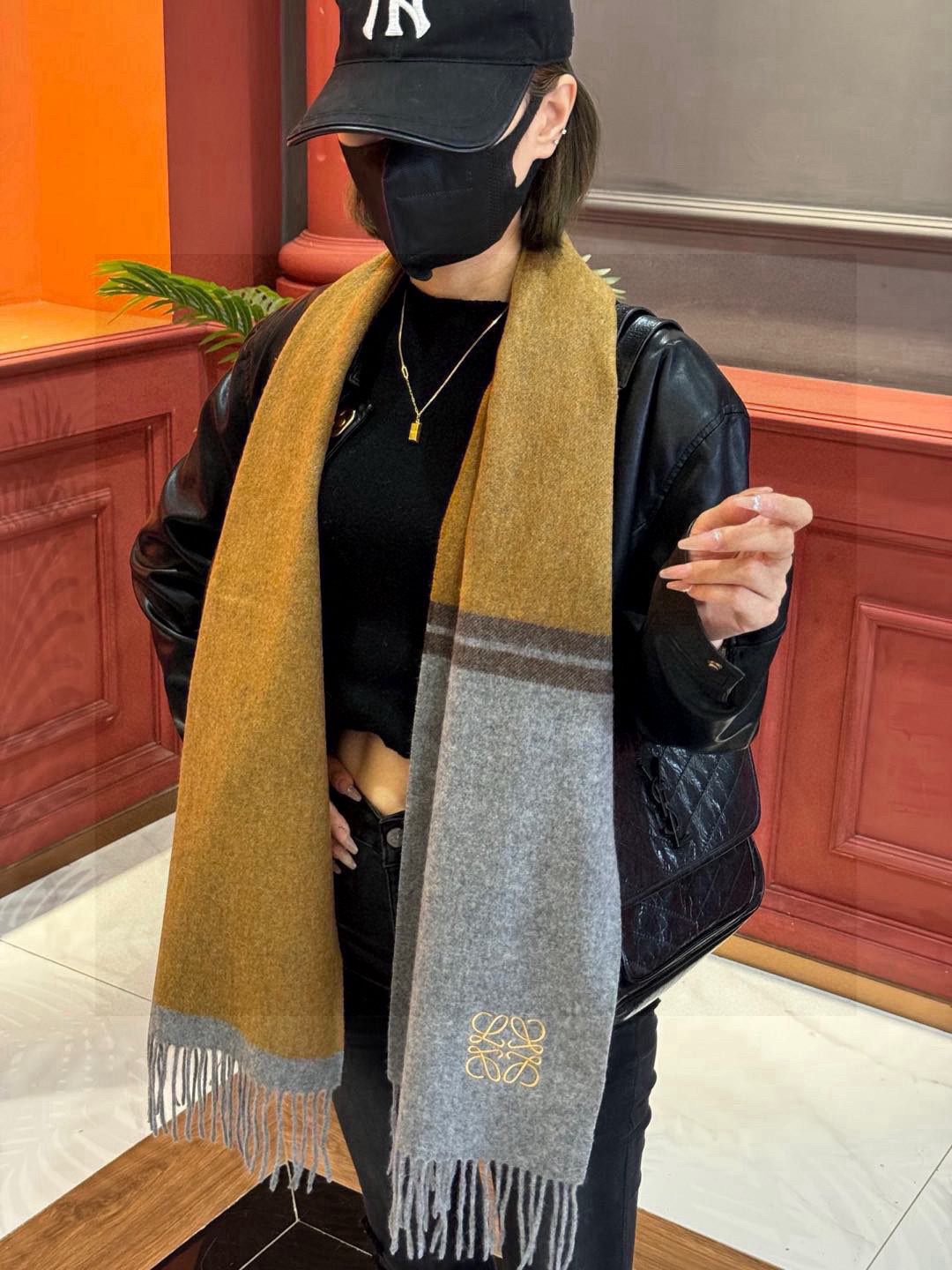   罗意威👍巴黎时装展商务男士女士通用双面羊绒披肩。代工厂臻选上乘的超细羊绒纤维 进行纯手工精梳处理 耗