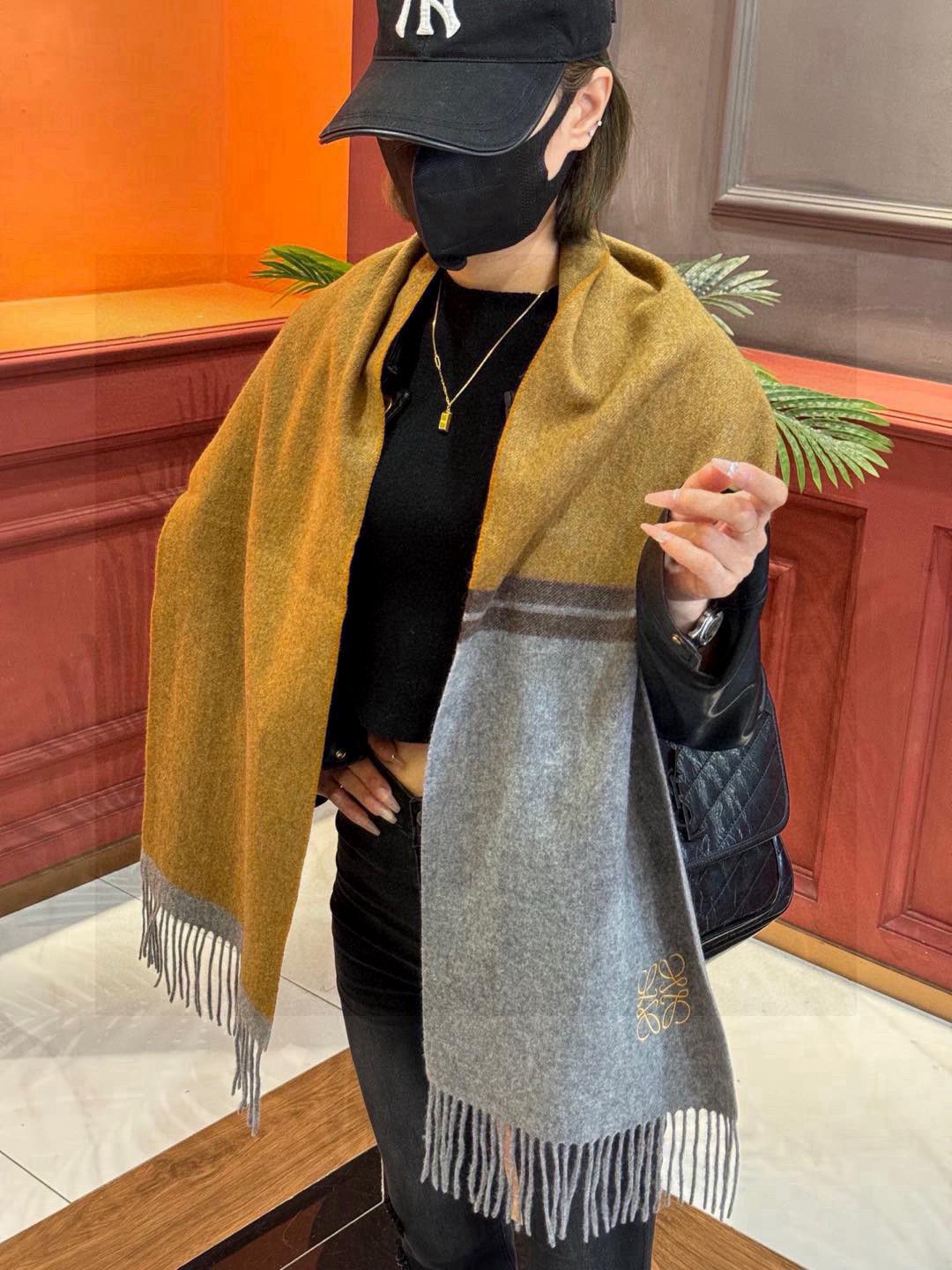   罗意威👍巴黎时装展商务男士女士通用双面羊绒披肩。代工厂臻选上乘的超细羊绒纤维 进行纯手工精梳处理 耗