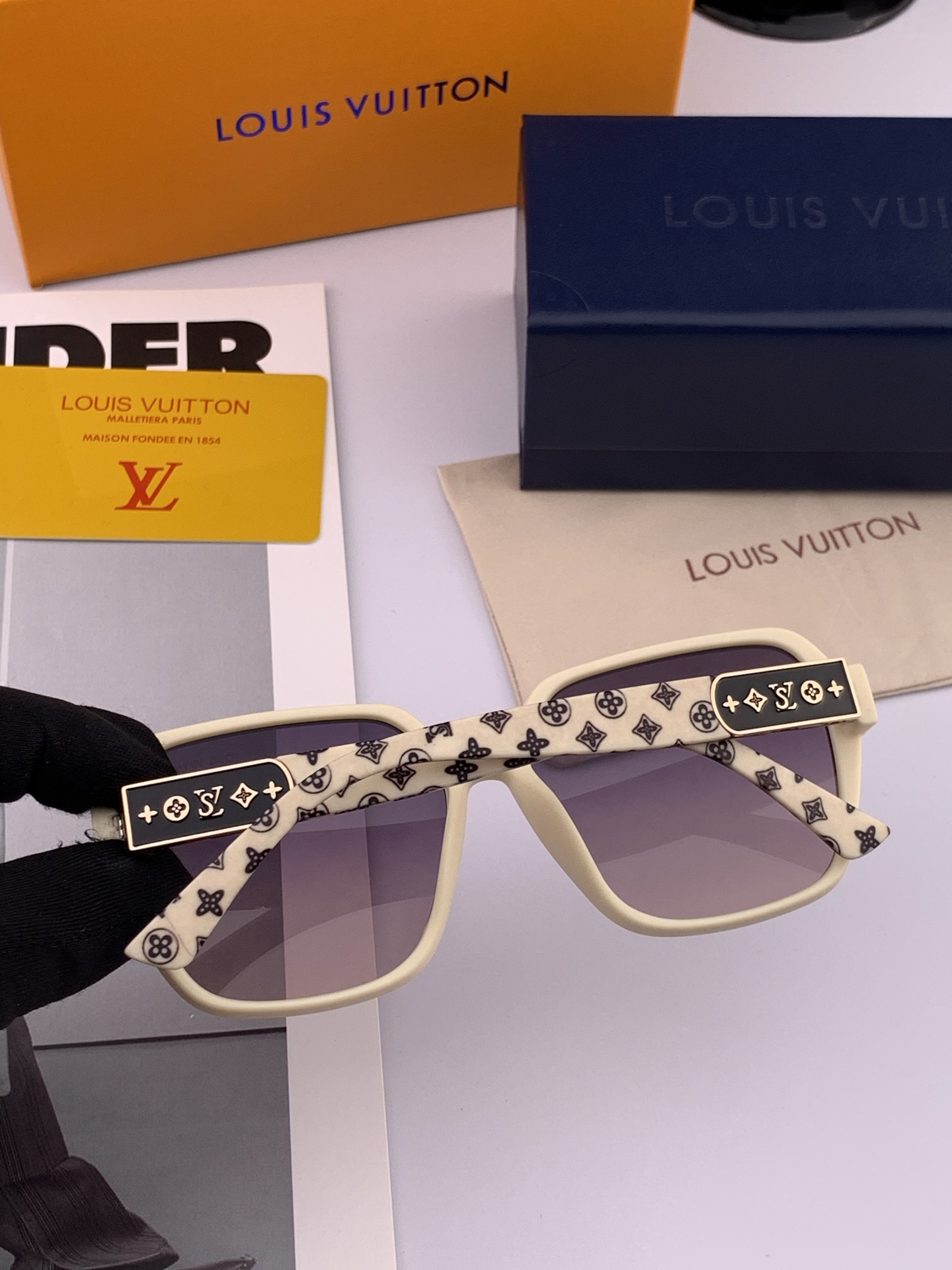  LV 2025年开春新款  潮流爆款 时尚方框太阳镜 高品质 佩戴舒适 网红潮款墨镜 型号L3305