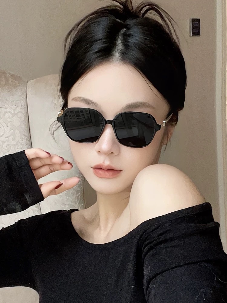  新品CHANEL 香奈儿太阳镜以独特魅力和前卫风格诠释春夏最新眼镜，以方框设计两边经典小香珍珠做点缀，