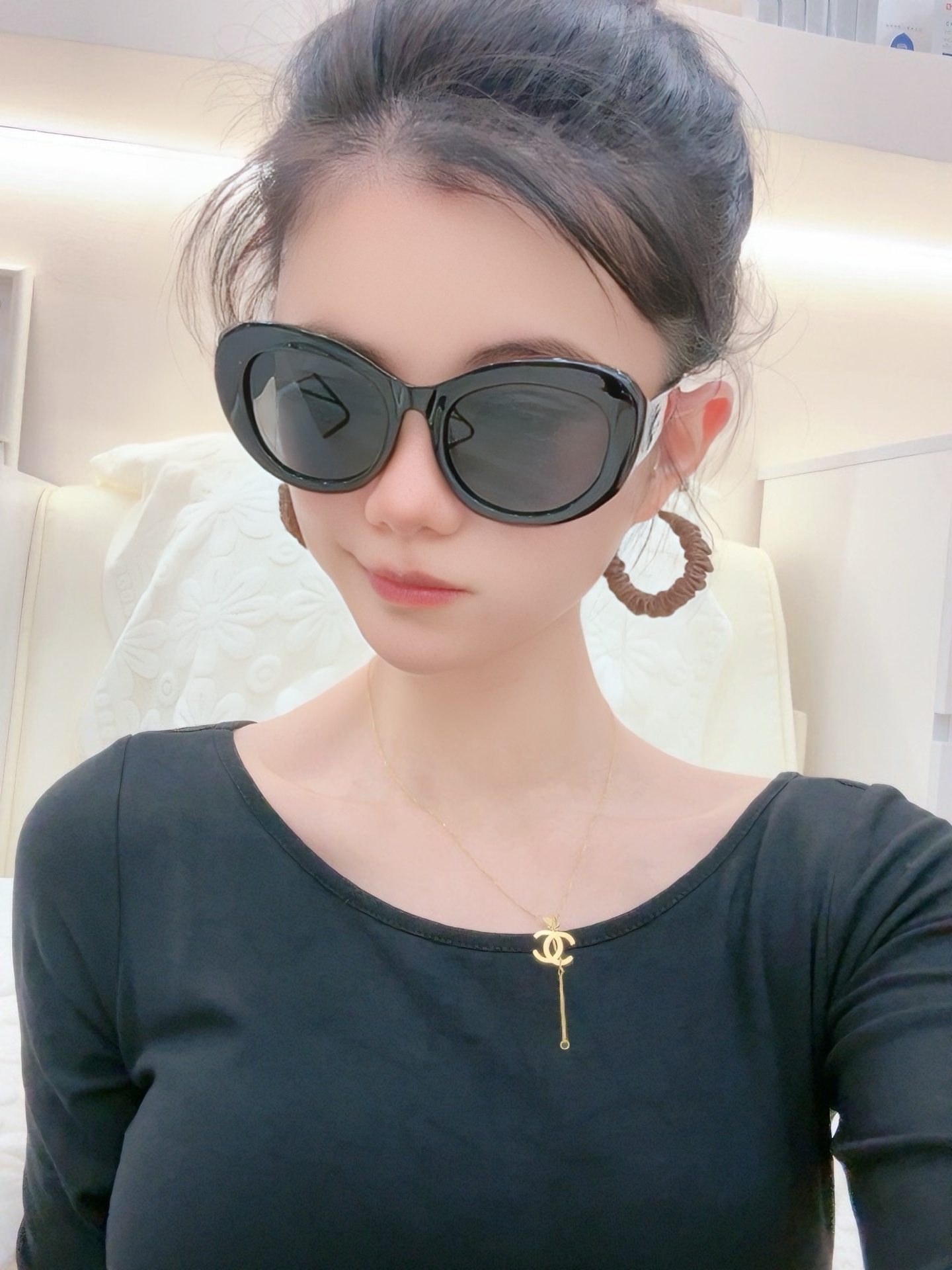    新品CHANEL 香奈儿太阳镜以独特魅力和前卫风格诠释春夏最新眼镜，质感超好佩带舒适 型号：CH0