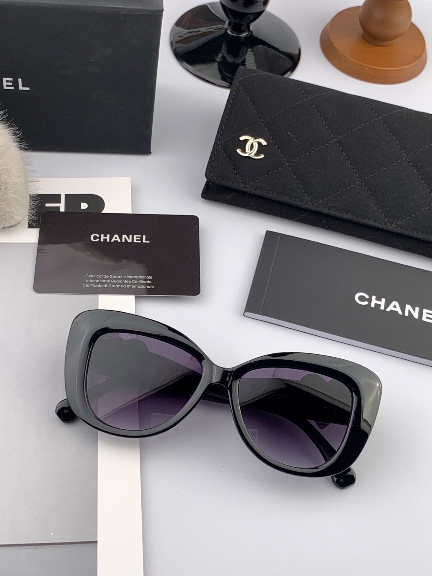    新品CHANEL 香奈儿太阳镜以独特魅力和前卫风格诠释春夏最新眼镜，质感超好佩带舒适 型号：CH8