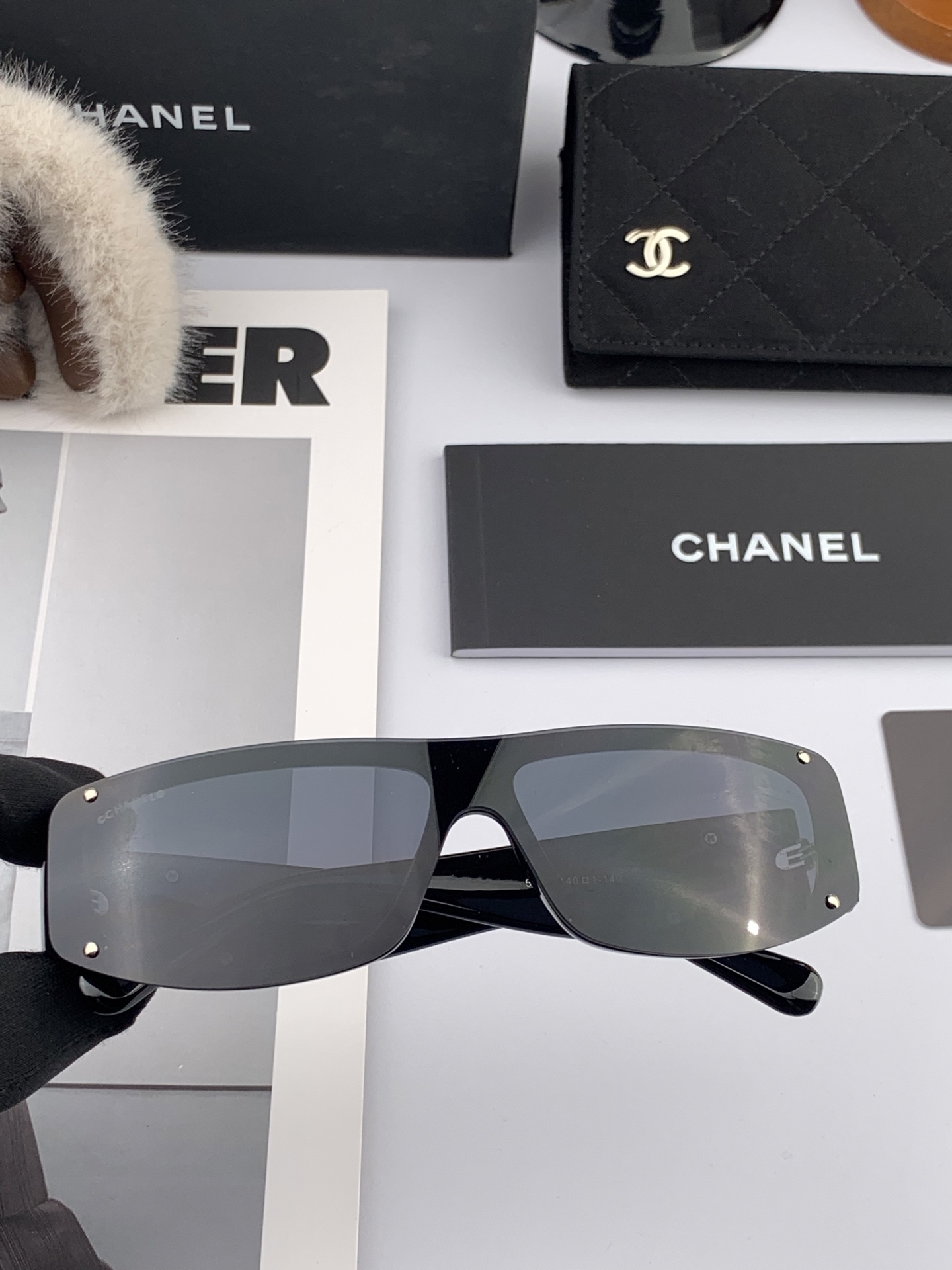    新品CHANEL 香奈儿太阳镜以独特魅力和前卫风格诠释春夏最新眼镜，质感超好佩带舒适 型号：CH2
