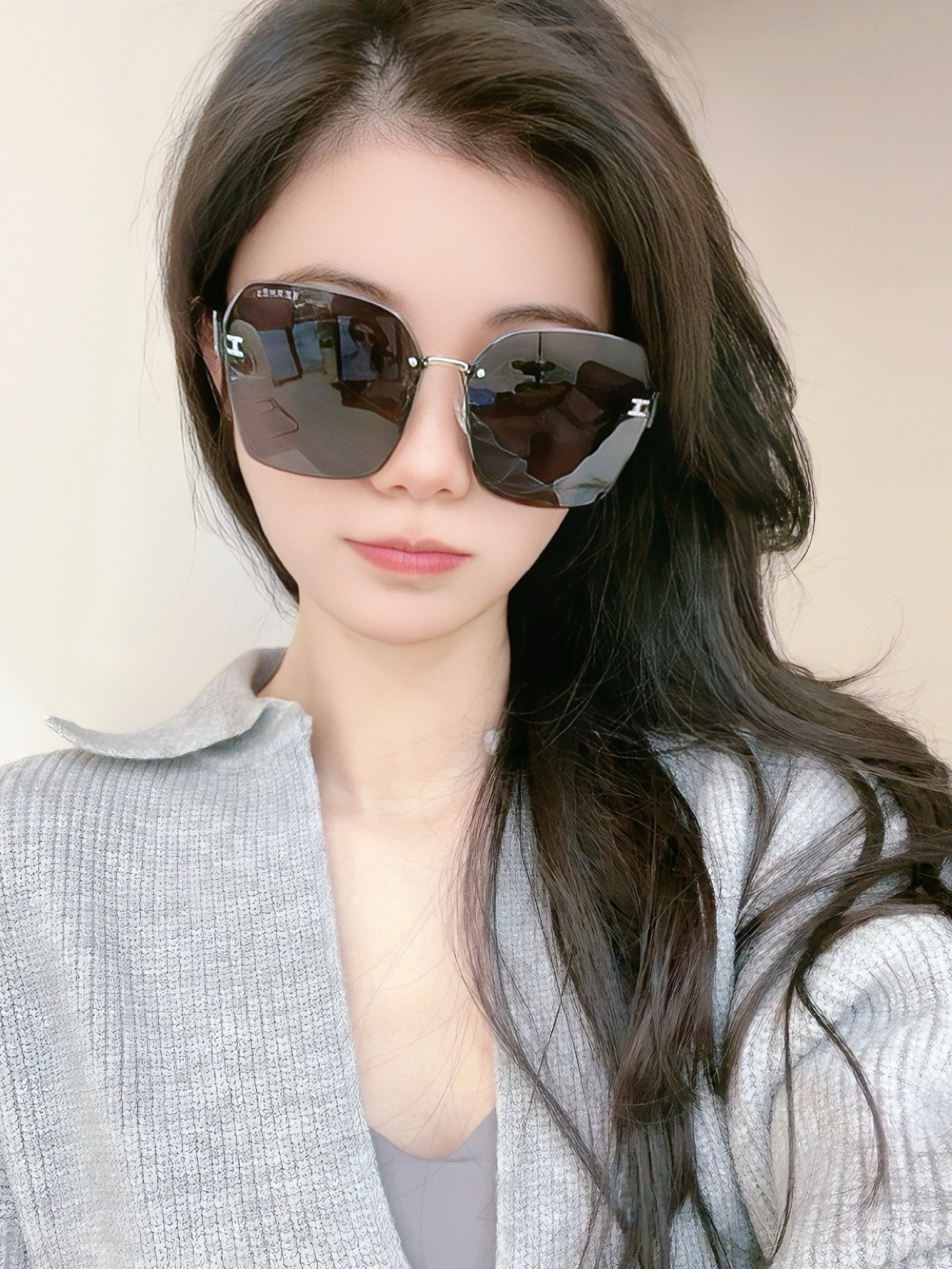   爱马仕   经典的方框设计，不挑脸型，无论搭配大衣还是连衣裙都非常显气质镜片预防紫外线 型号：H55