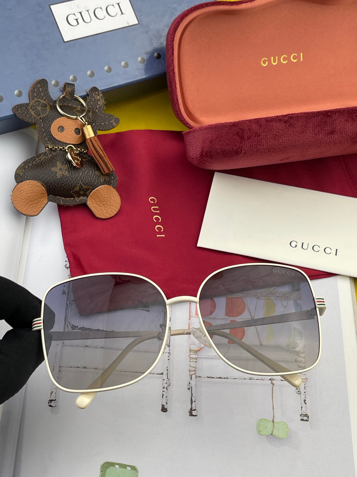  GUCCI 2025开春新款 最新款方框太阳镜 各路网红纷纷带起气场满分‼️ 俏皮甜美.上脸效果更佳.