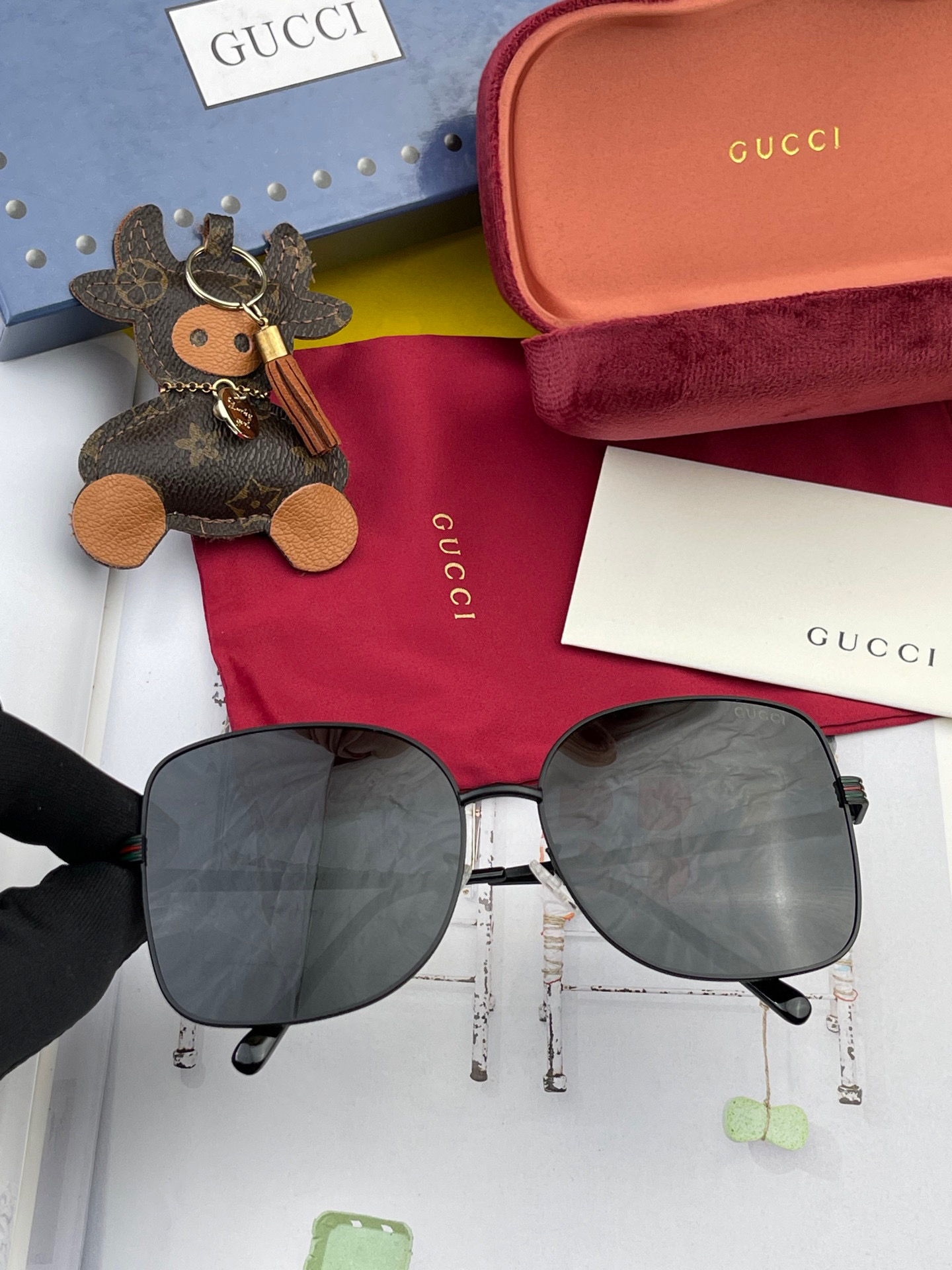  GUCCI 2025开春新款 最新款方框太阳镜 各路网红纷纷带起气场满分‼️ 俏皮甜美.上脸效果更佳.