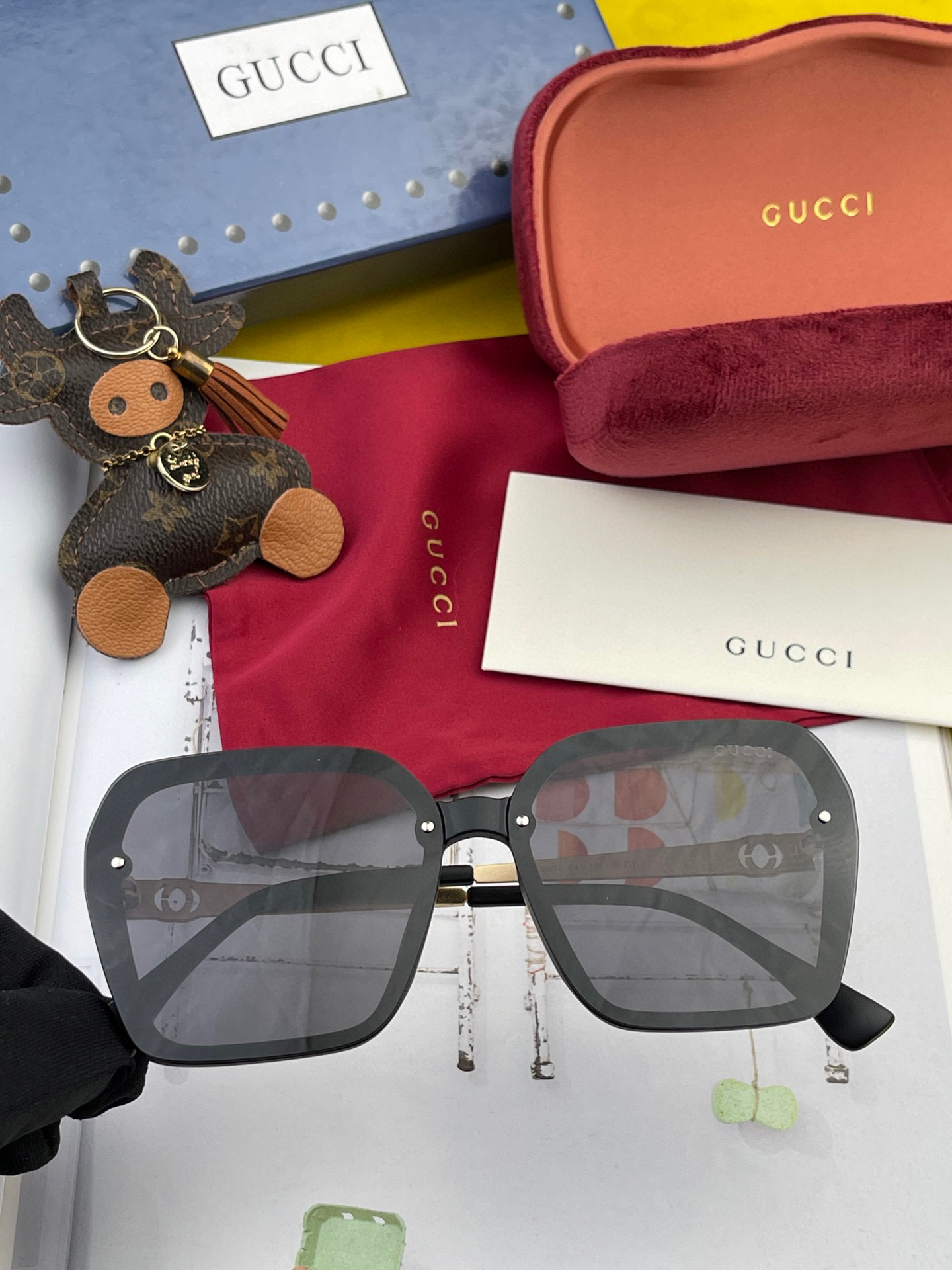  2025新款！新款出货！
女士高清加厚偏光太阳镜🕶️ 🎉💍新款GUCCI偏光太阳镜得意开车驾驶镜时尚墨