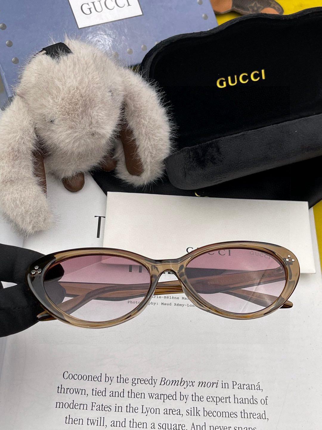  Gucci   经典的小框设计，不挑脸型，无论搭配大衣还是连衣裙都非常显气质尼龙偏光镜片预防紫外线 型