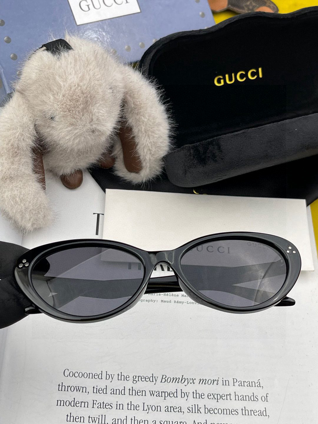  Gucci   经典的小框设计，不挑脸型，无论搭配大衣还是连衣裙都非常显气质尼龙偏光镜片预防紫外线 型