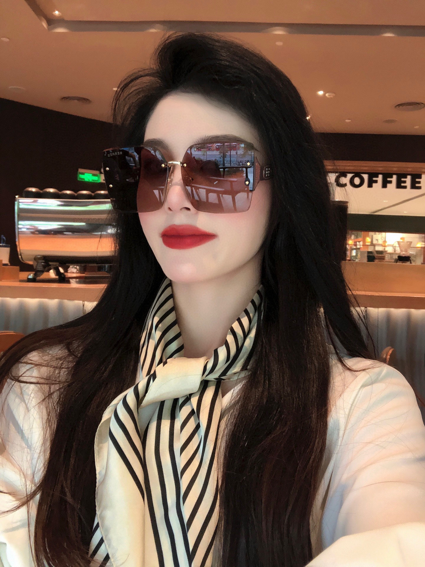  爱马仕   经典的方框设计，不挑脸型，无论搭配大衣还是连衣裙都非常显气质镜片预防紫外线 型号：H999