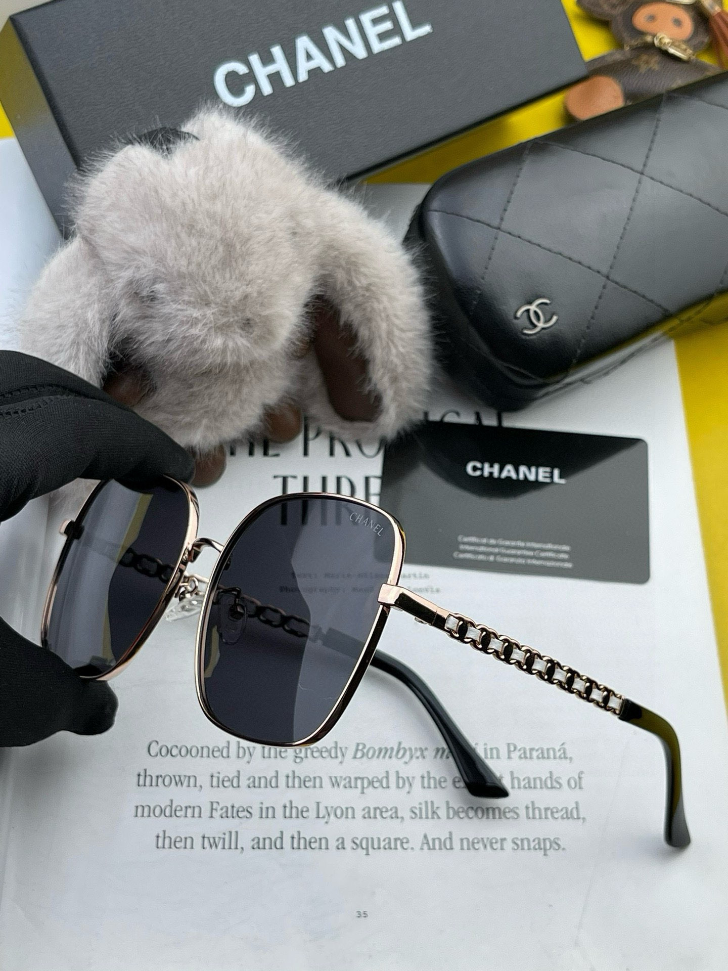    新品CHANEL 香奈儿太阳镜以独特魅力和前卫风格诠释春夏最新眼镜，质感超好佩带舒适 型号：CH7