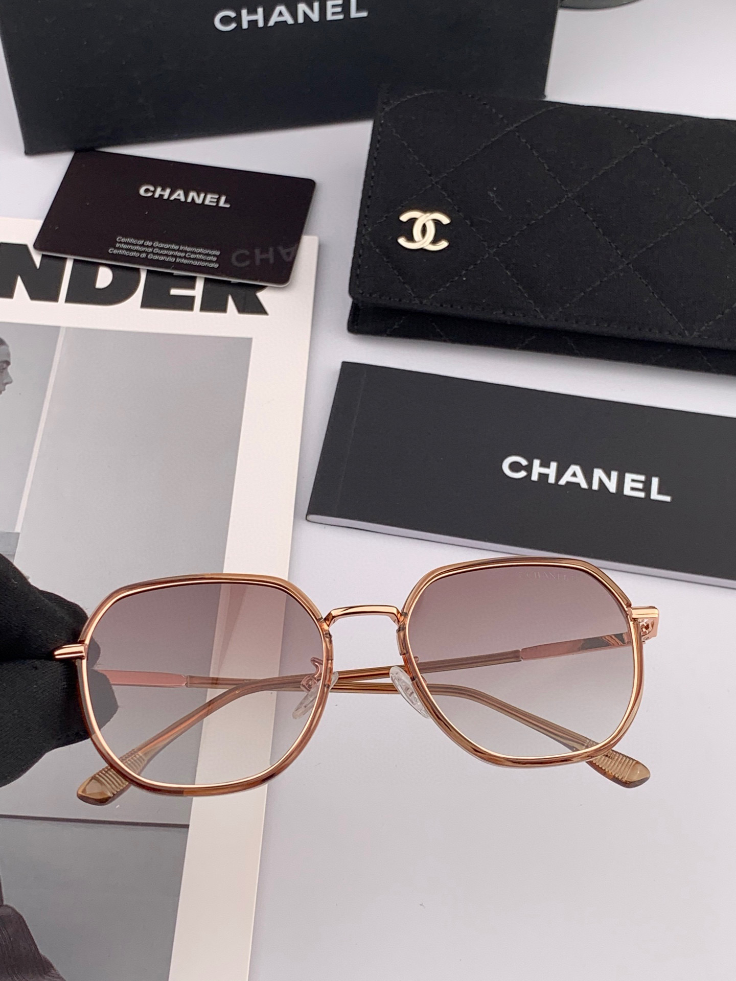    新品CHANEL 香奈儿太阳镜以独特魅力和前卫风格诠释春夏最新眼镜，质感超好佩带舒适 型号：CH9