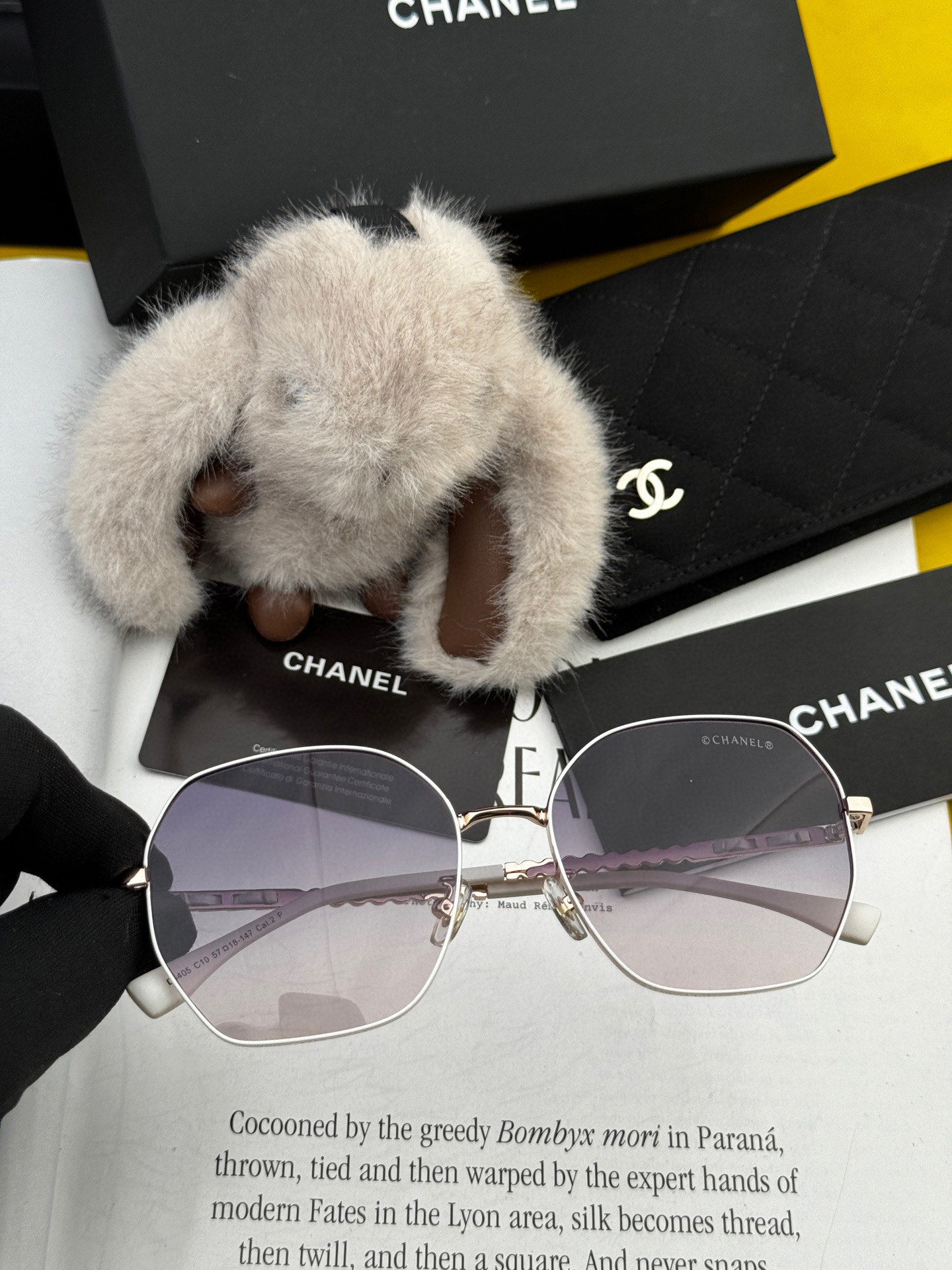  新品CHANEL 香奈儿太阳镜以独特魅力和前卫风格诠释春夏最新眼镜，以方框设计两边经典小香珍珠做点缀，