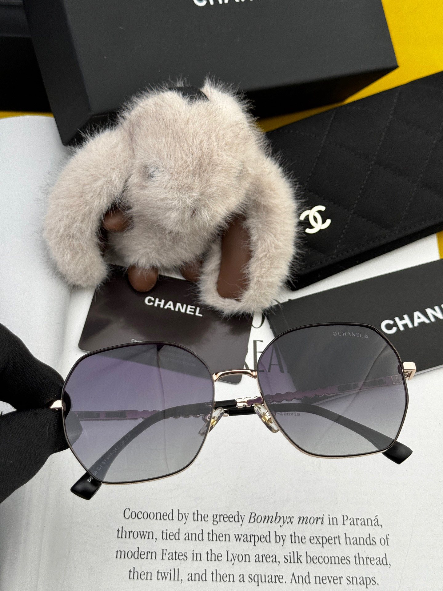  新品CHANEL 香奈儿太阳镜以独特魅力和前卫风格诠释春夏最新眼镜，以方框设计两边经典小香珍珠做点缀，