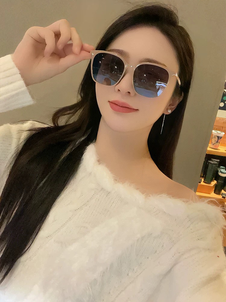  新品CHANEL 香奈儿太阳镜以独特魅力和前卫风格诠释春夏最新眼镜，以方框设计两边经典小香珍珠做点缀，