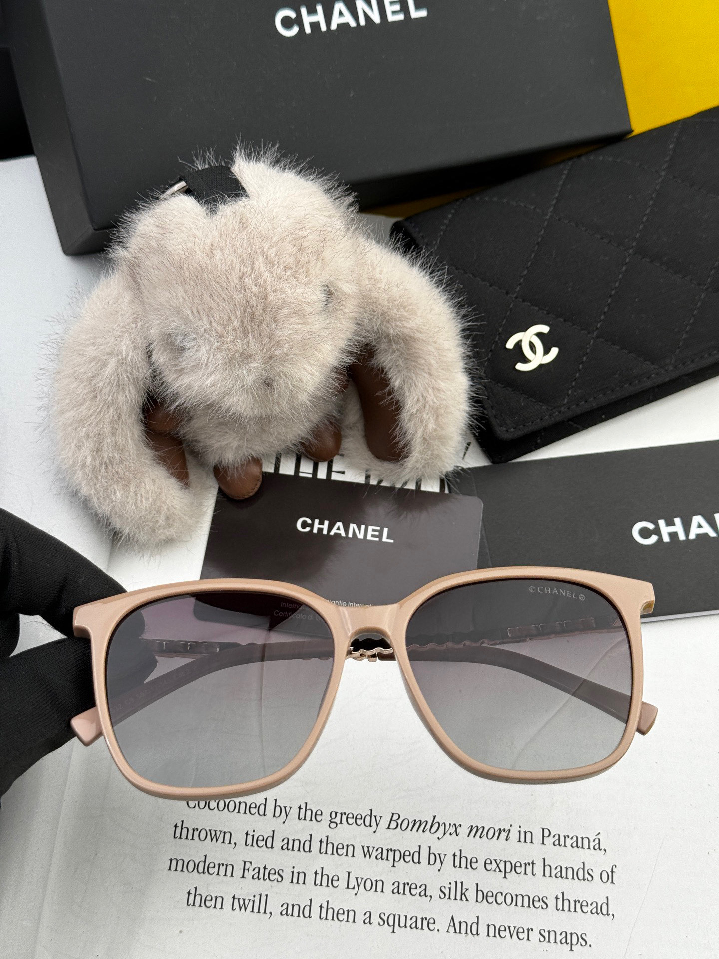  新品CHANEL 香奈儿太阳镜以独特魅力和前卫风格诠释春夏最新眼镜，以方框设计两边经典小香珍珠做点缀，