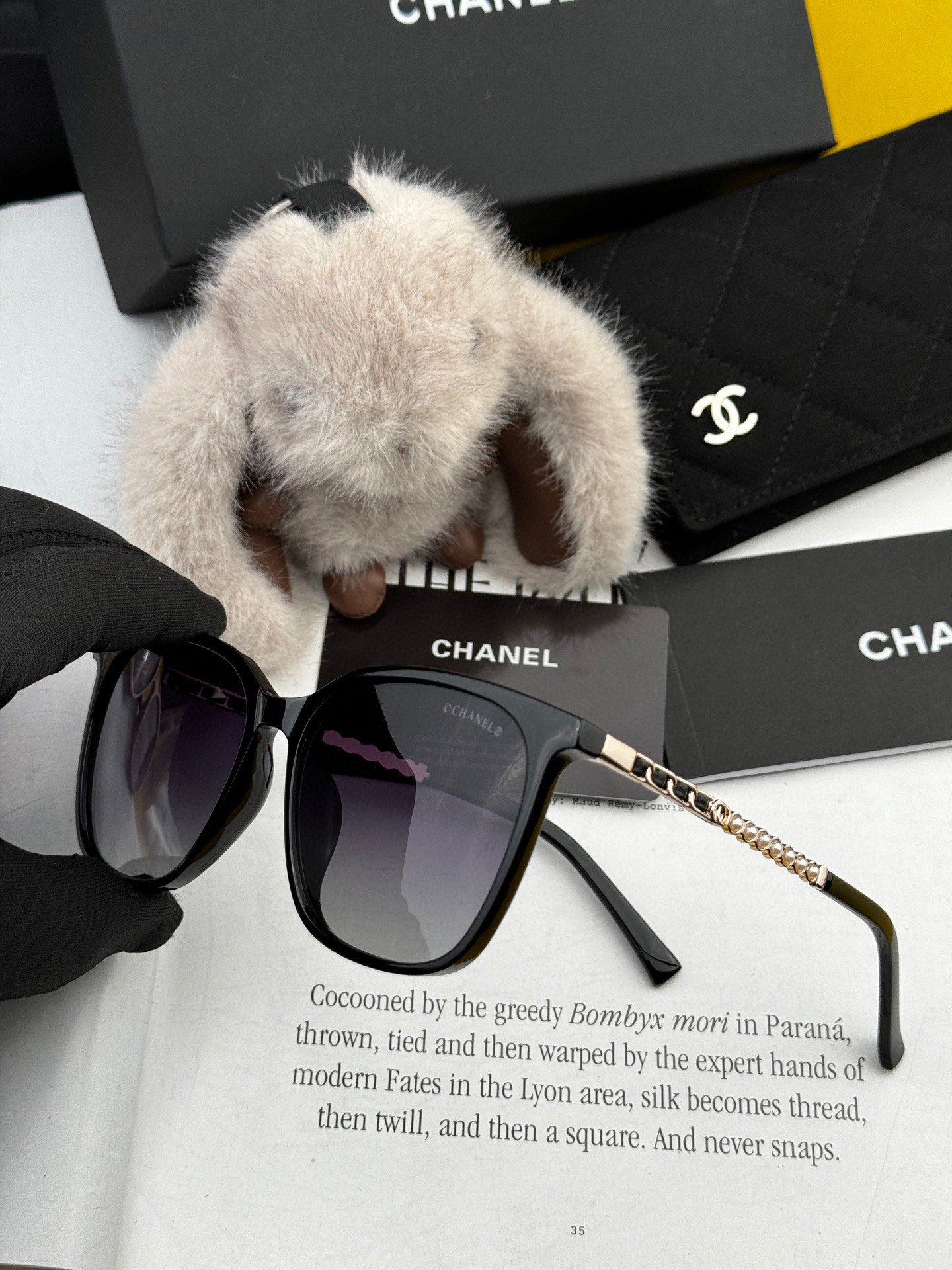  新品CHANEL 香奈儿太阳镜以独特魅力和前卫风格诠释春夏最新眼镜，以方框设计两边经典小香珍珠做点缀，