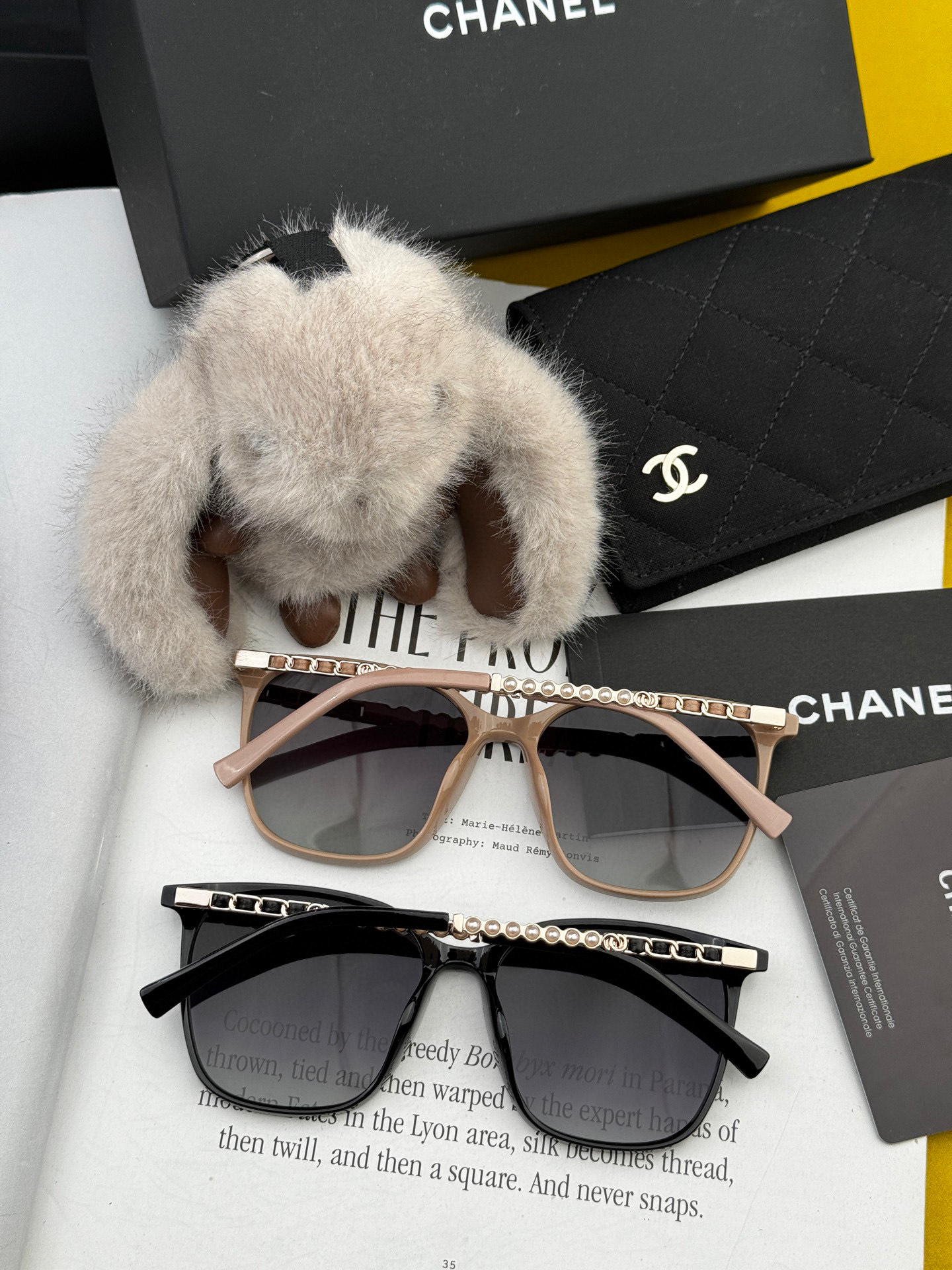  新品CHANEL 香奈儿太阳镜以独特魅力和前卫风格诠释春夏最新眼镜，以方框设计两边经典小香珍珠做点缀，